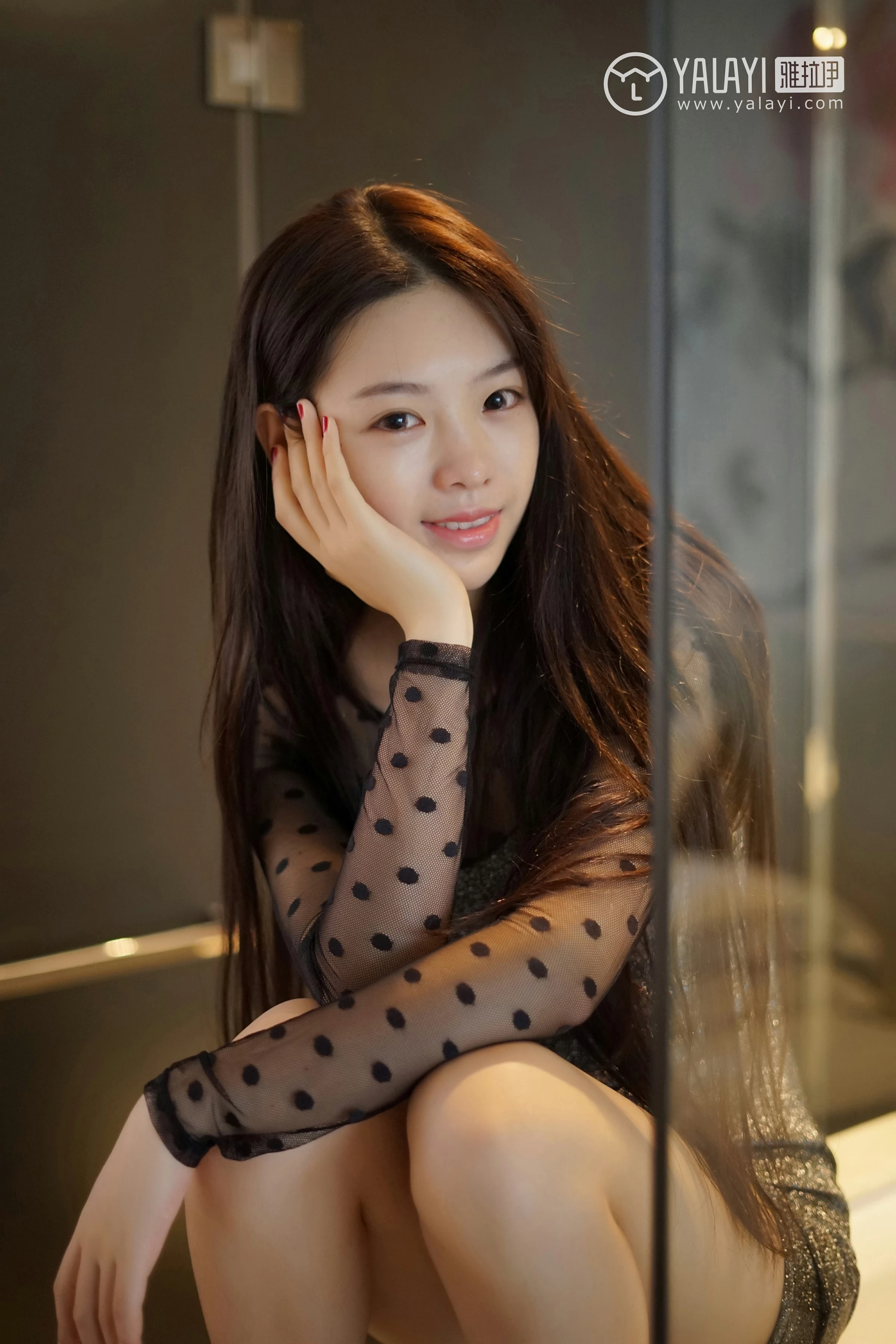 [YALAYI雅拉伊]NO.018 水嫩红颜 严冰冰 黑色透视连衣裙加黑色蕾丝内衣性感私房写真集第3张