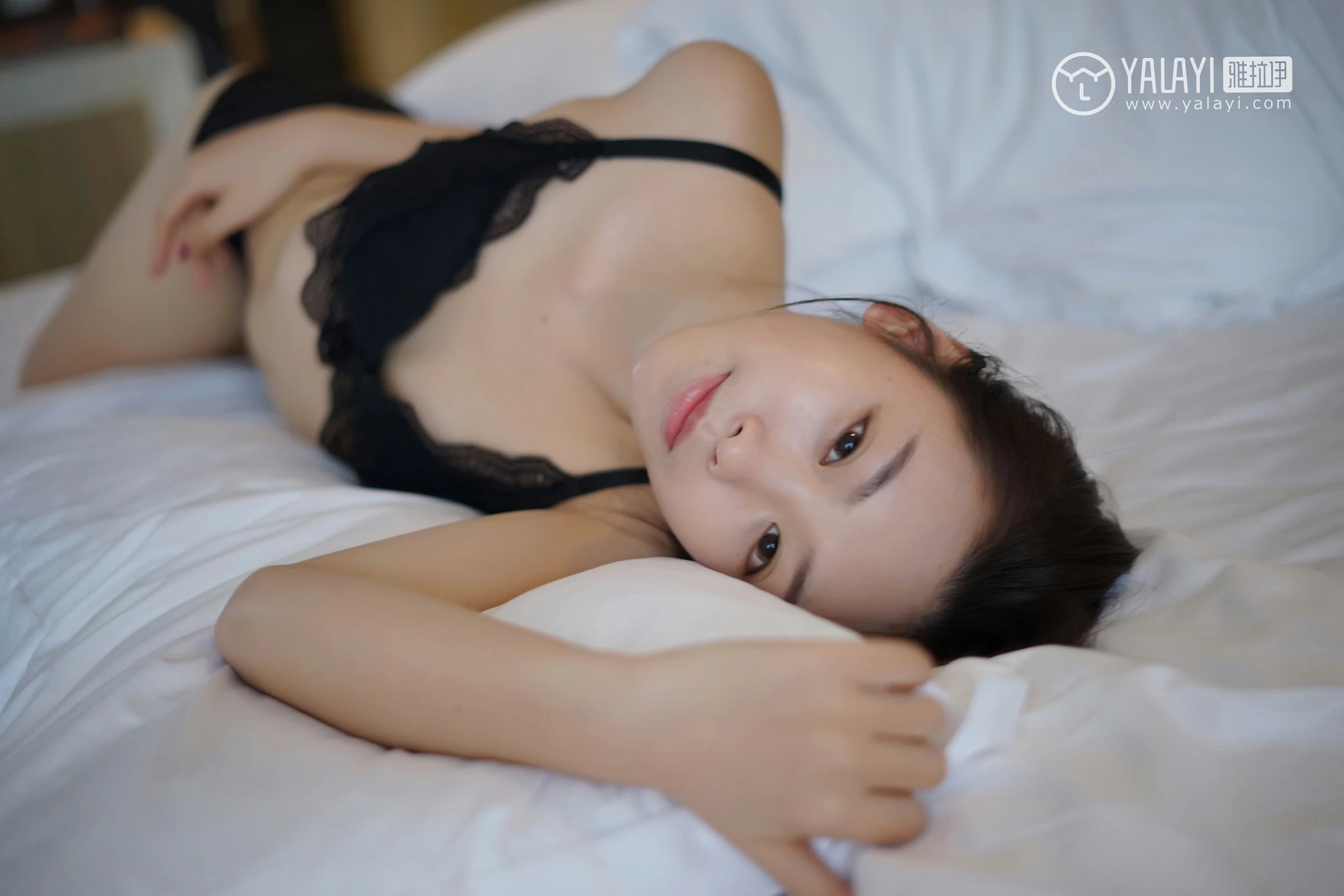 [YALAYI雅拉伊]NO.018 水嫩红颜 严冰冰 黑色透视连衣裙加黑色蕾丝内衣性感私房写真集第13张