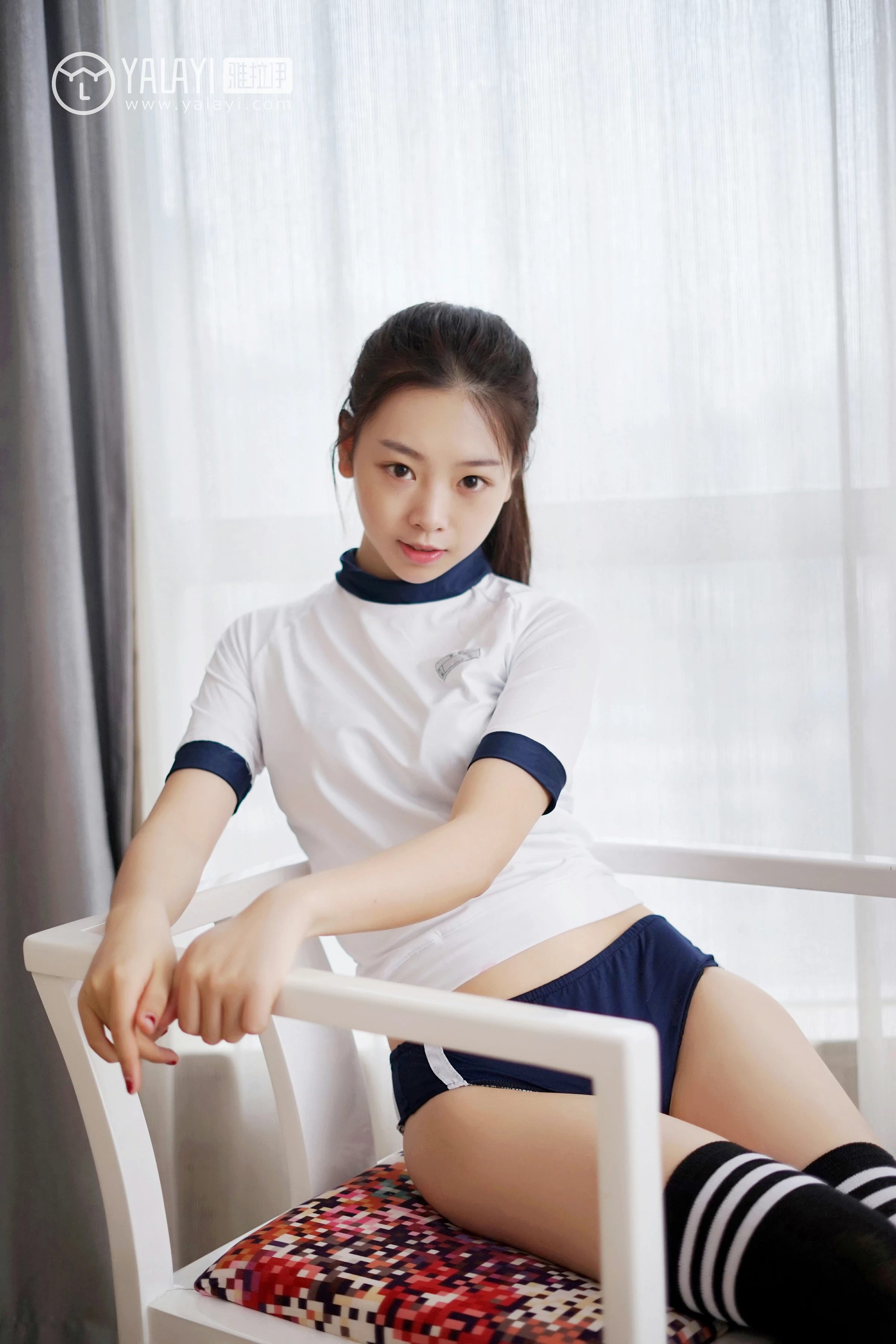[YALAYI雅拉伊]NO.020 清纯学妹 严冰冰 白色紧身短袖与黑色安全裤加黑色丝袜美腿性感私房写真集第2张
