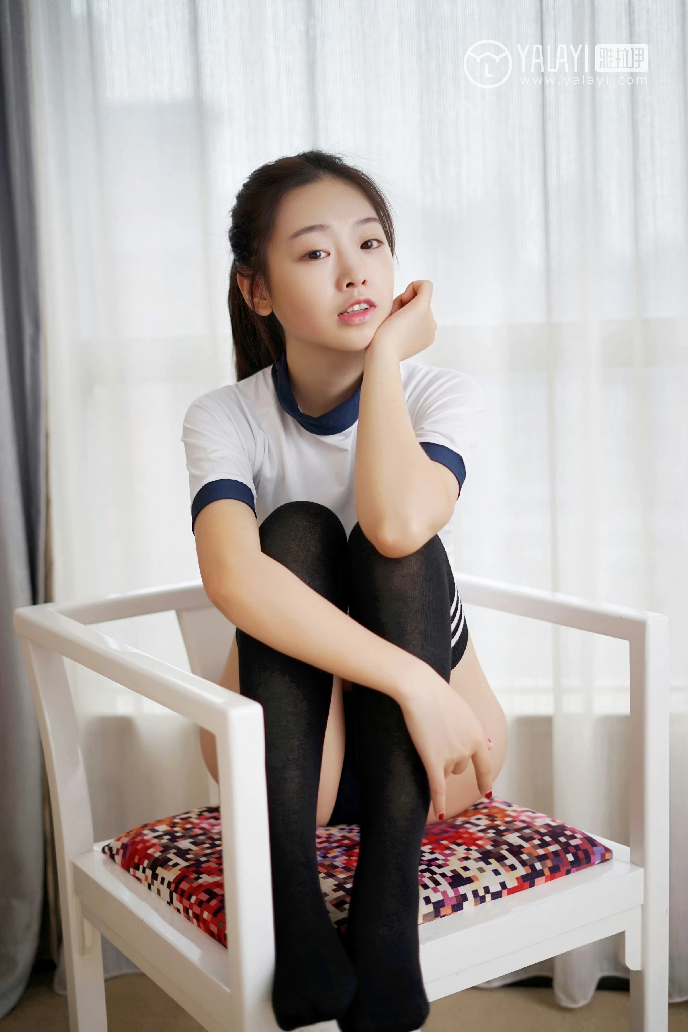 [YALAYI雅拉伊]NO.020 清纯学妹 严冰冰 白色紧身短袖与黑色安全裤加黑色丝袜美腿性感私房写真集第8张