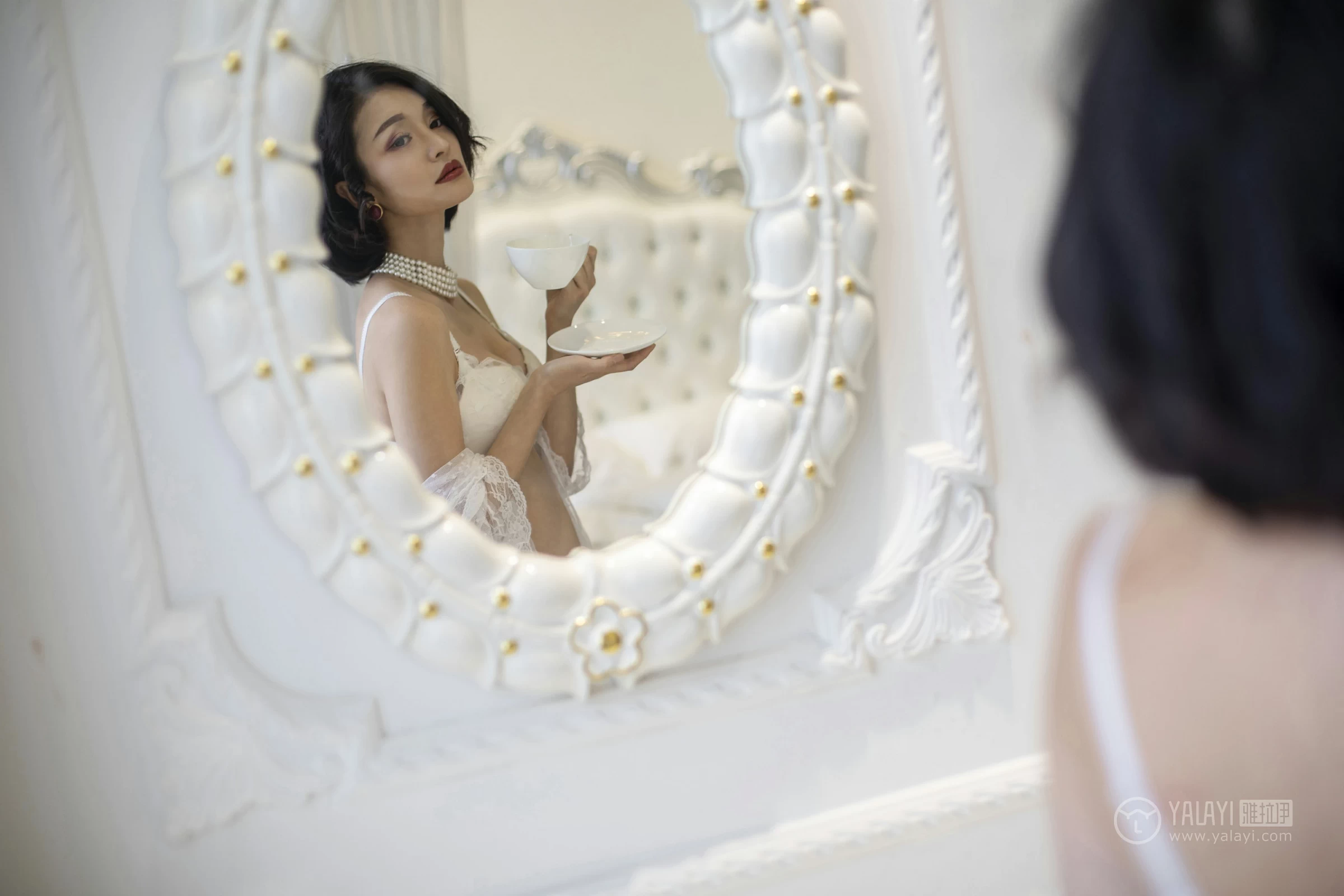 [YALAYI雅拉伊]No.187 盼兮 王艺颖 透视镂空睡衣与白色蕾丝内衣加白色情趣渔网袜性感私房写真集第3张
