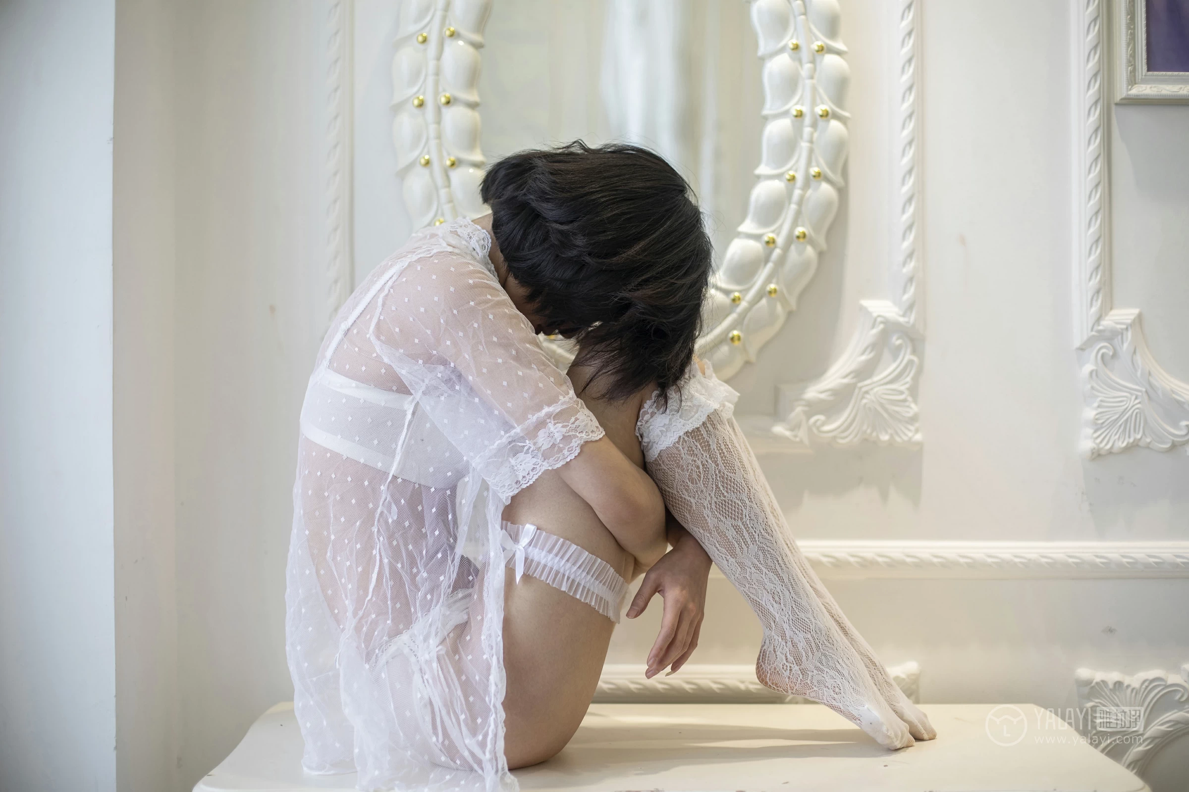 [YALAYI雅拉伊]No.187 盼兮 王艺颖 透视镂空睡衣与白色蕾丝内衣加白色情趣渔网袜性感私房写真集第4张