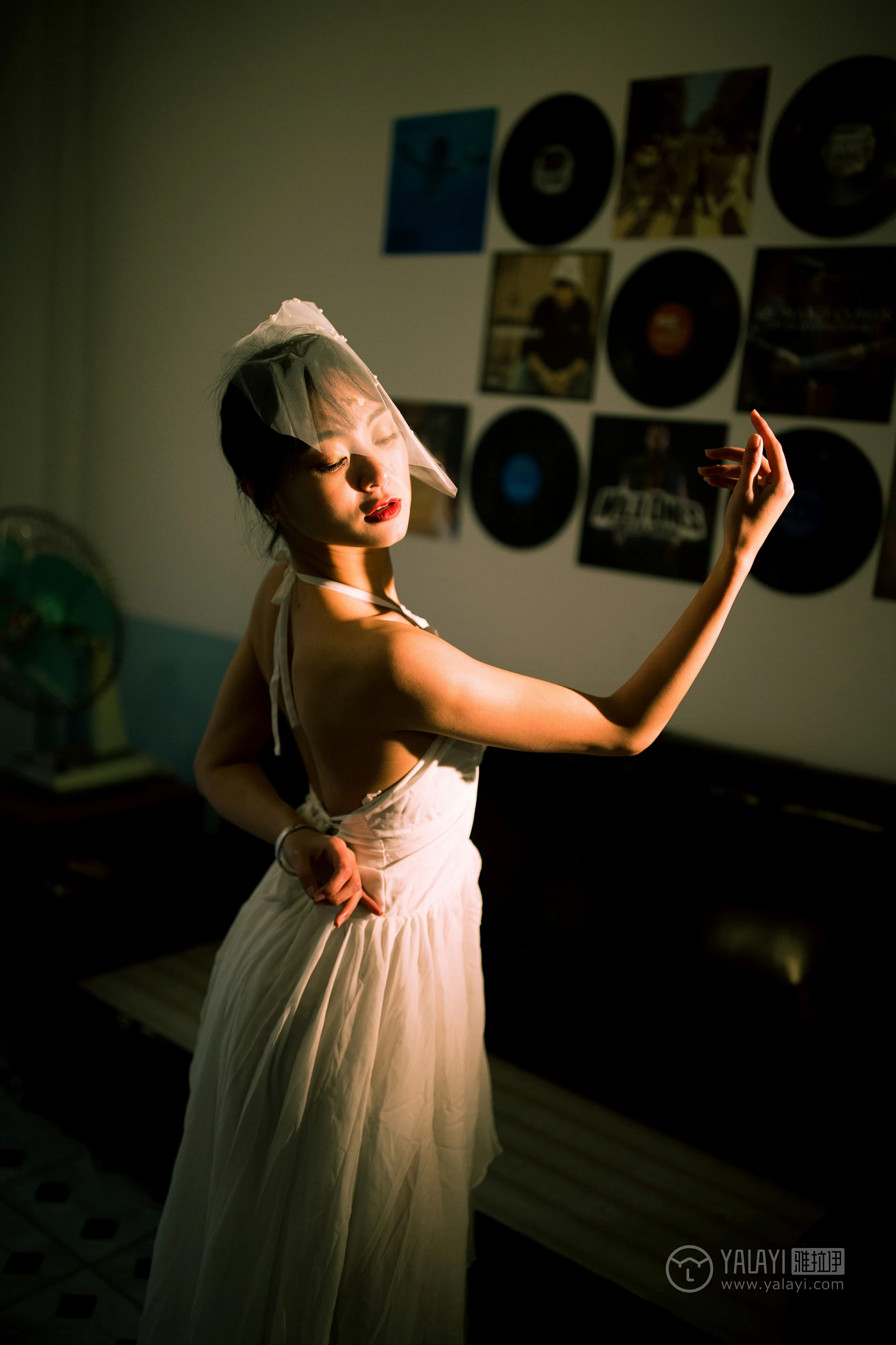 [YALAYI雅拉伊]No.191 轻舞飞扬 米粒米粒 白色吊带裸背婚纱连衣裙性感私房写真集第3张
