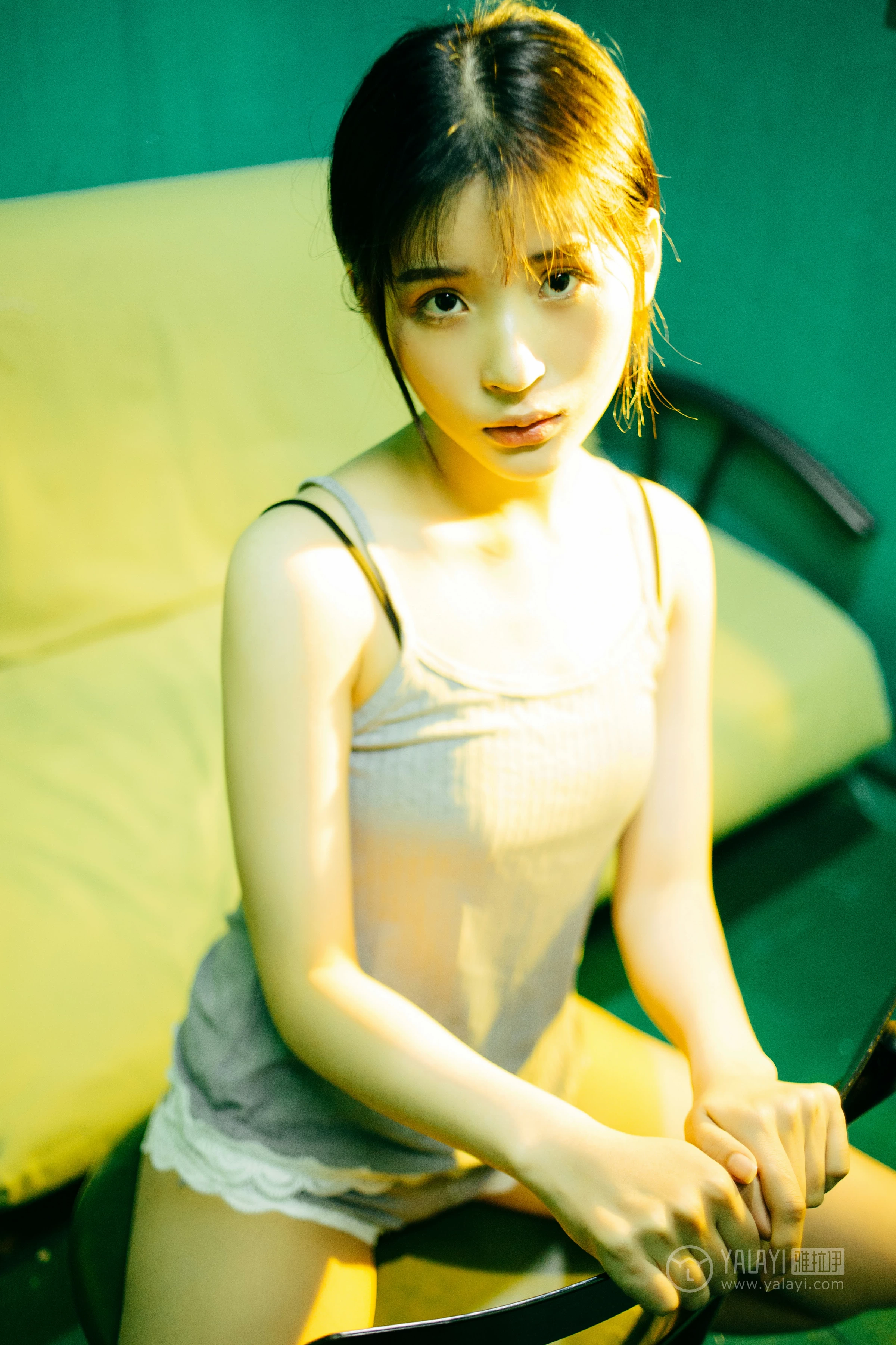 [YALAYI雅拉伊]No.198 重庆森林 阿惜 灰色吊带小背心加安全短裤性感私房写真集第4张