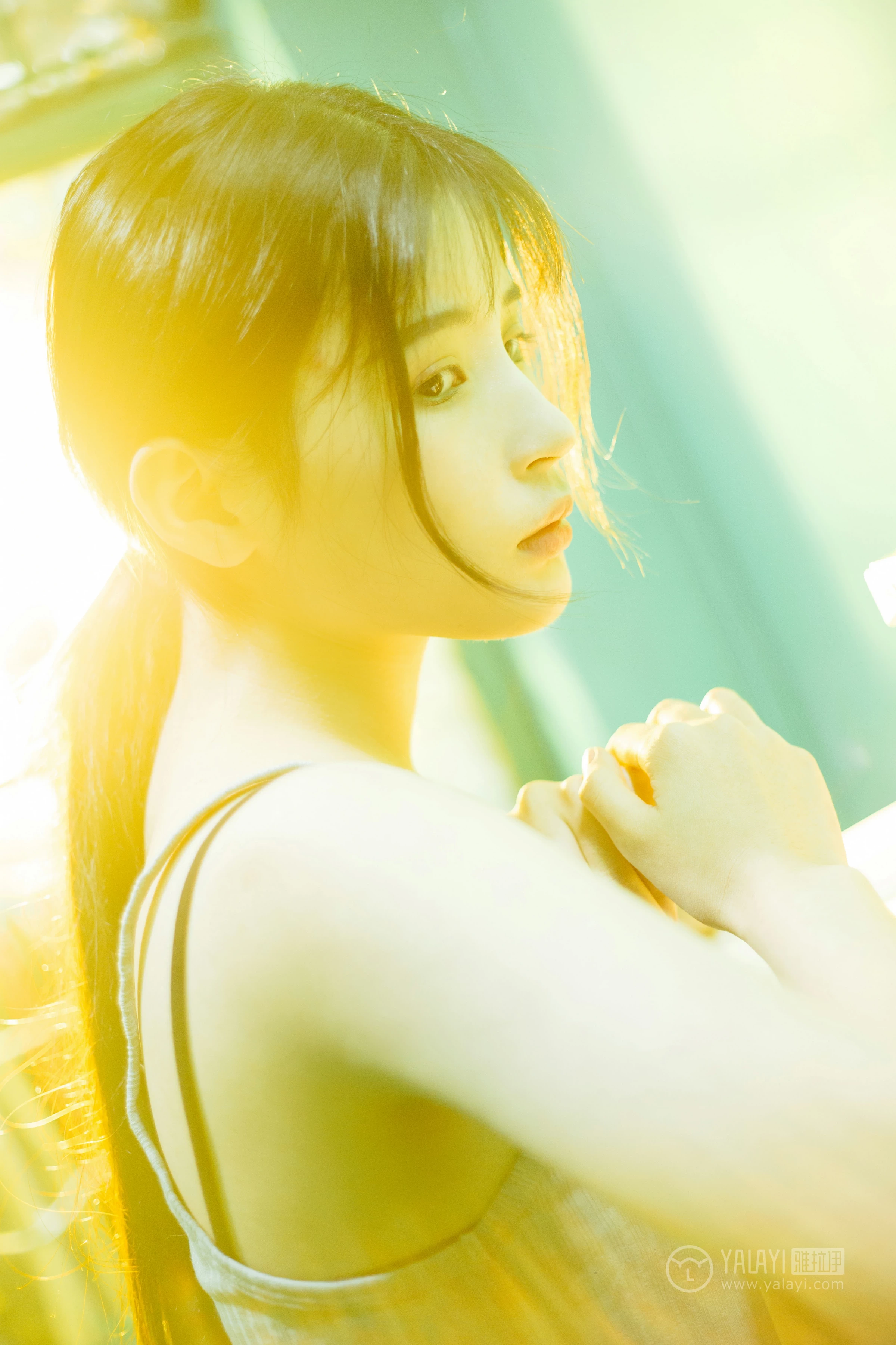 [YALAYI雅拉伊]No.198 重庆森林 阿惜 灰色吊带小背心加安全短裤性感私房写真集第5张