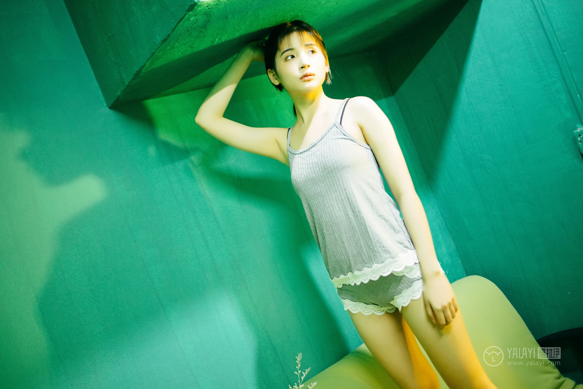 [YALAYI雅拉伊]No.198 重庆森林 阿惜 灰色吊带小背心加安全短裤性感私房写真集第14张