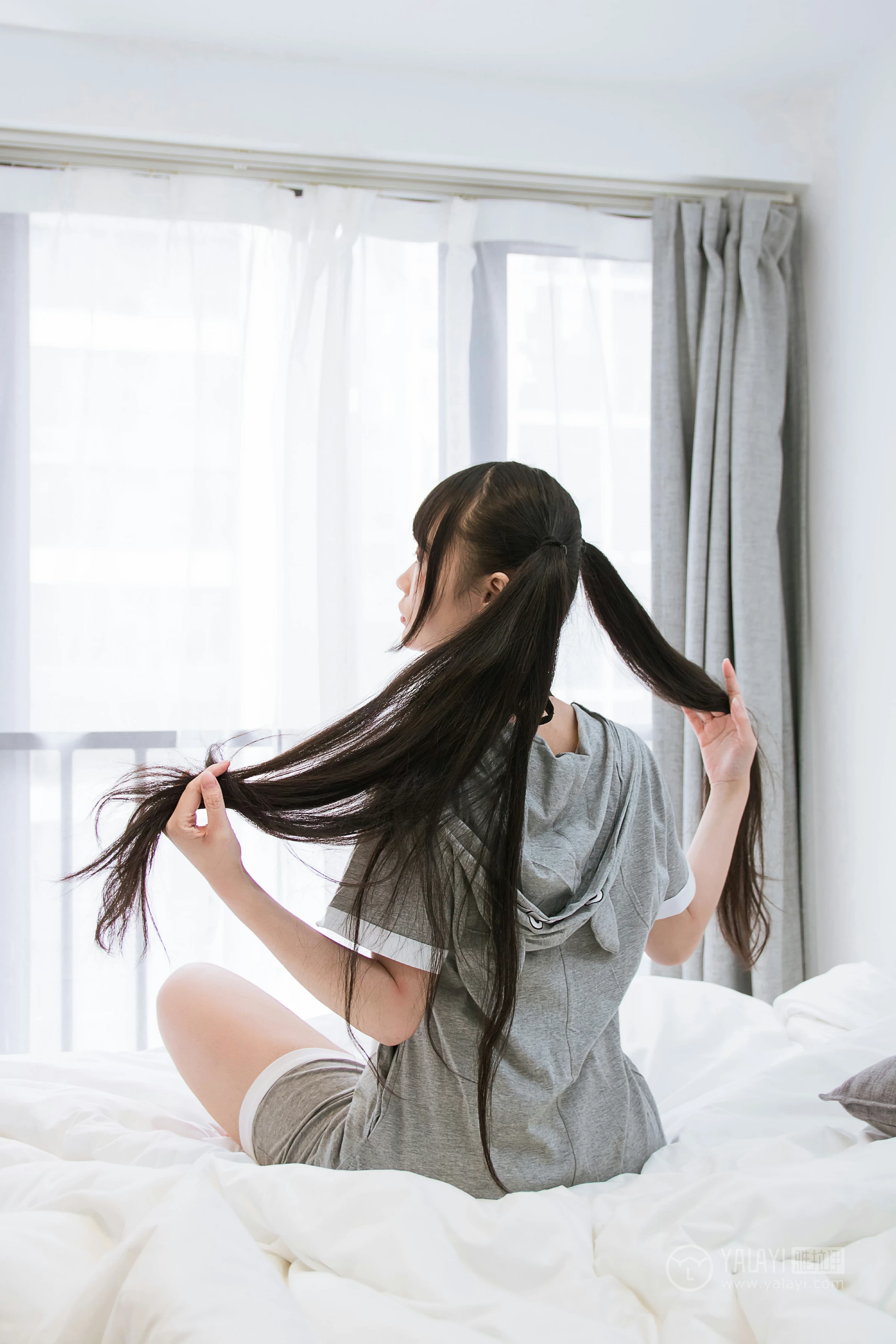 [YALAYI雅拉伊]No.201 龙猫睡衣 小琉 灰色连身睡衣加黑色情趣内衣性感私房写真集第2张