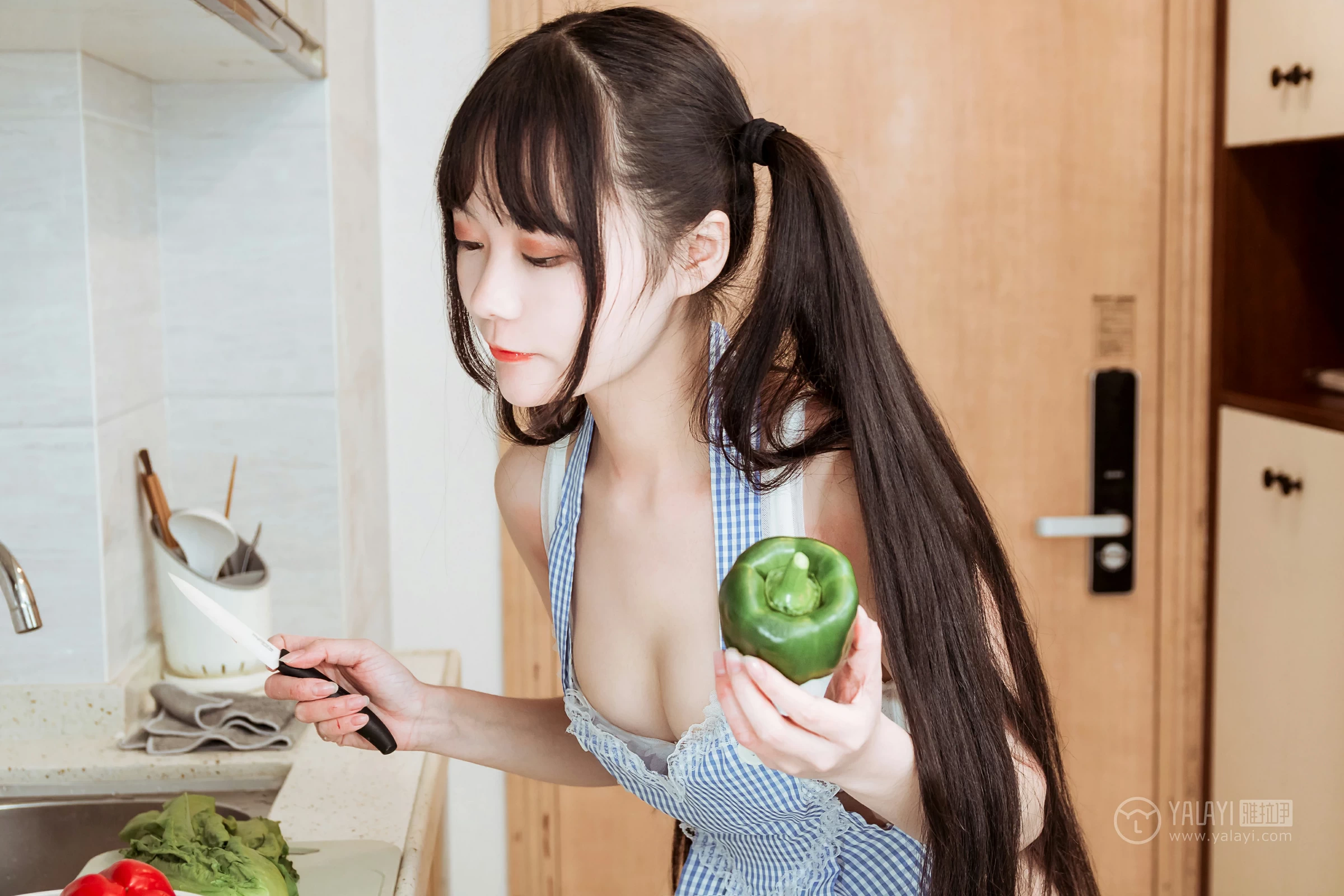 [YALAYI雅拉伊]No.204 美味厨娘 小琉 格子围裙加白色蕾丝内衣性感私房写真集第5张