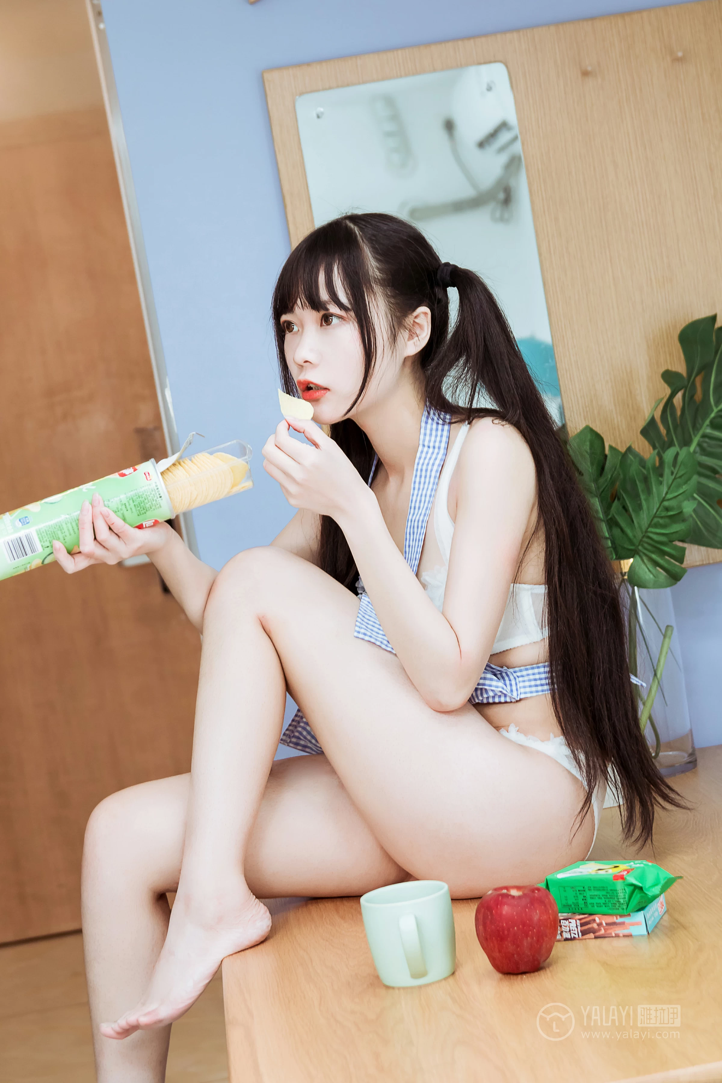 [YALAYI雅拉伊]No.204 美味厨娘 小琉 格子围裙加白色蕾丝内衣性感私房写真集第14张