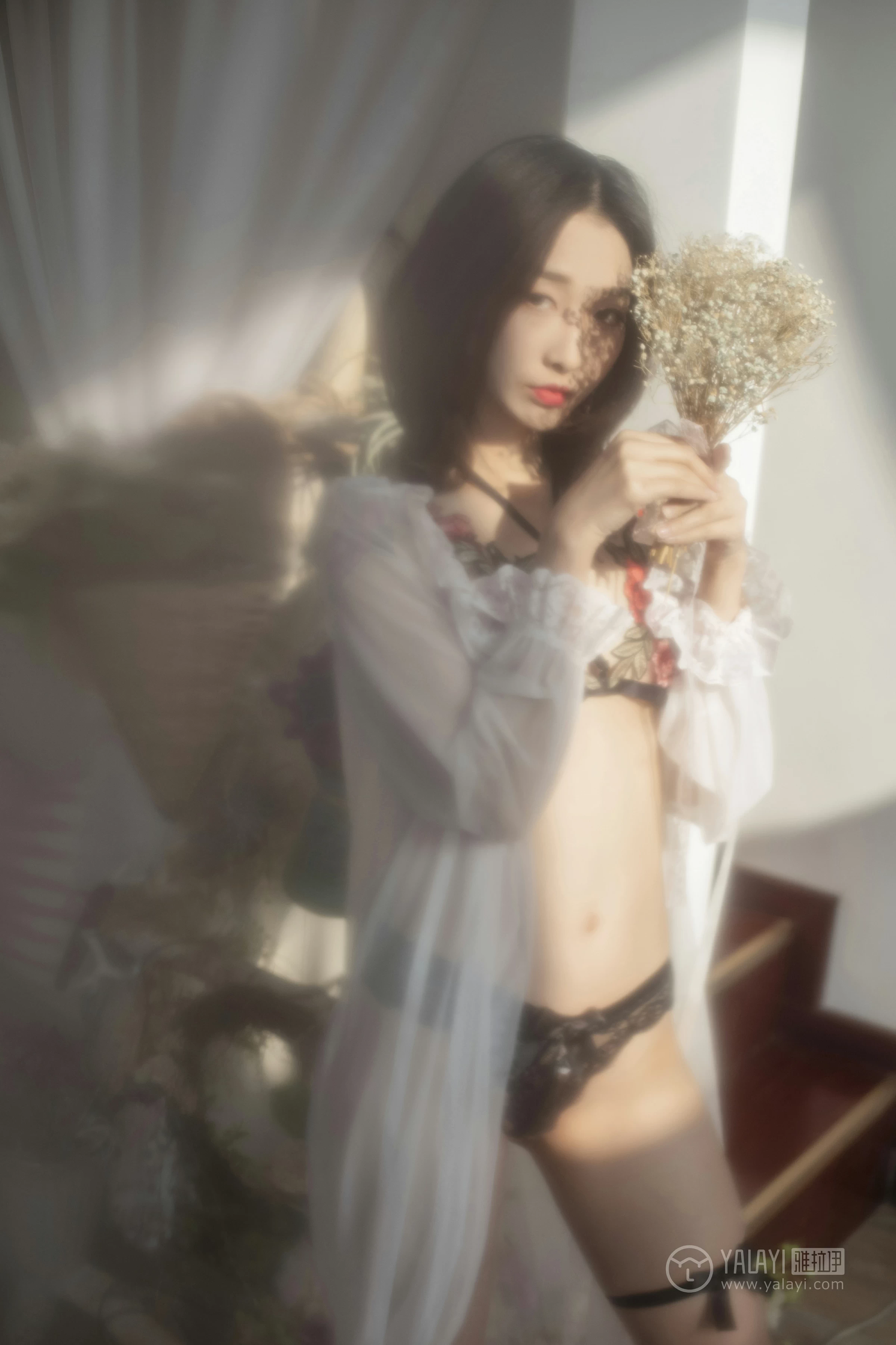 [YALAYI雅拉伊]No.207 田园春梦 佳佳 白色蕾丝睡衣加透视情趣内衣性感私房写真集第3张