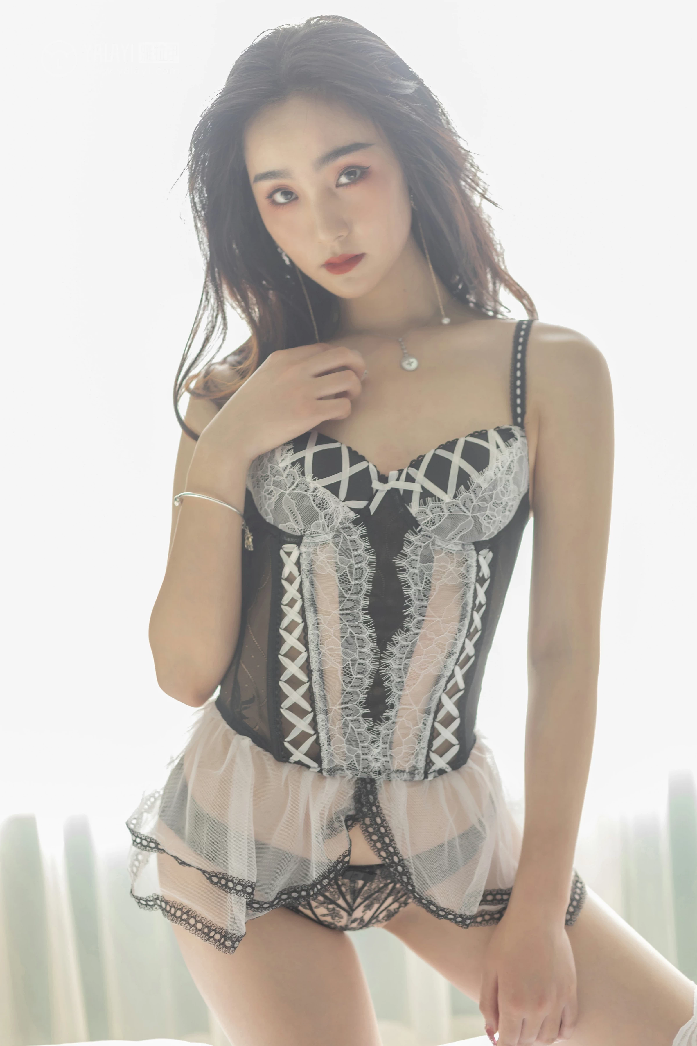 [YALAYI雅拉伊] No.211 挡不住的风情 项兴咏 黑色塑身内衣加白色丝袜美腿性感私房写真集第17张