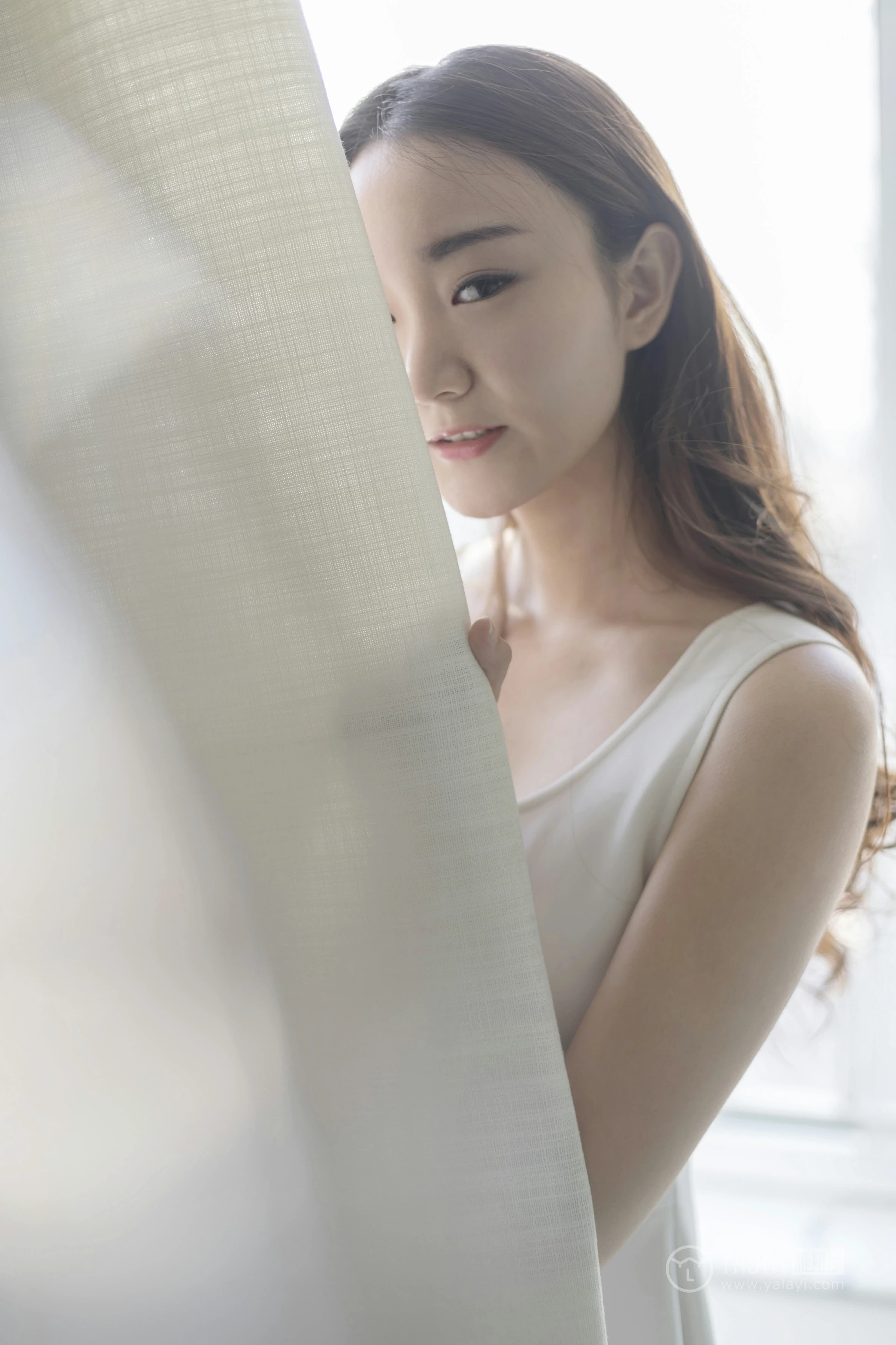 [YALAYI雅拉伊]No.212 白色星期六 丁煊彤 白色连身礼裙性感私房写真集第5张