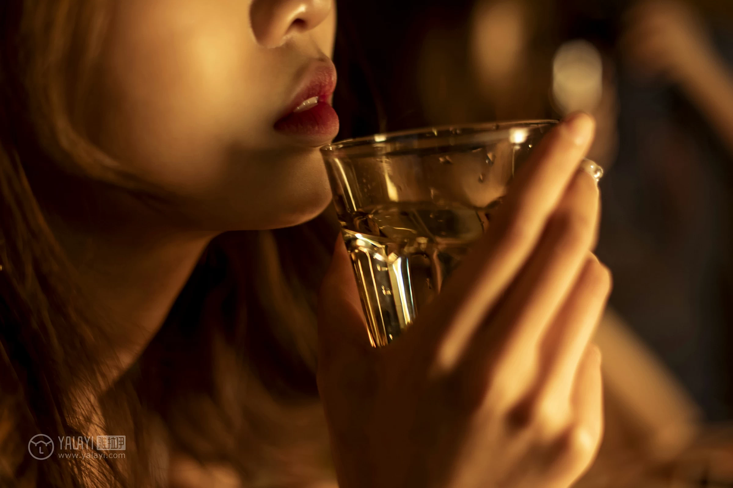 [YALAYI雅拉伊]No.216 小情调 钟晴 白色蕾丝内衣性感私房写真集第4张