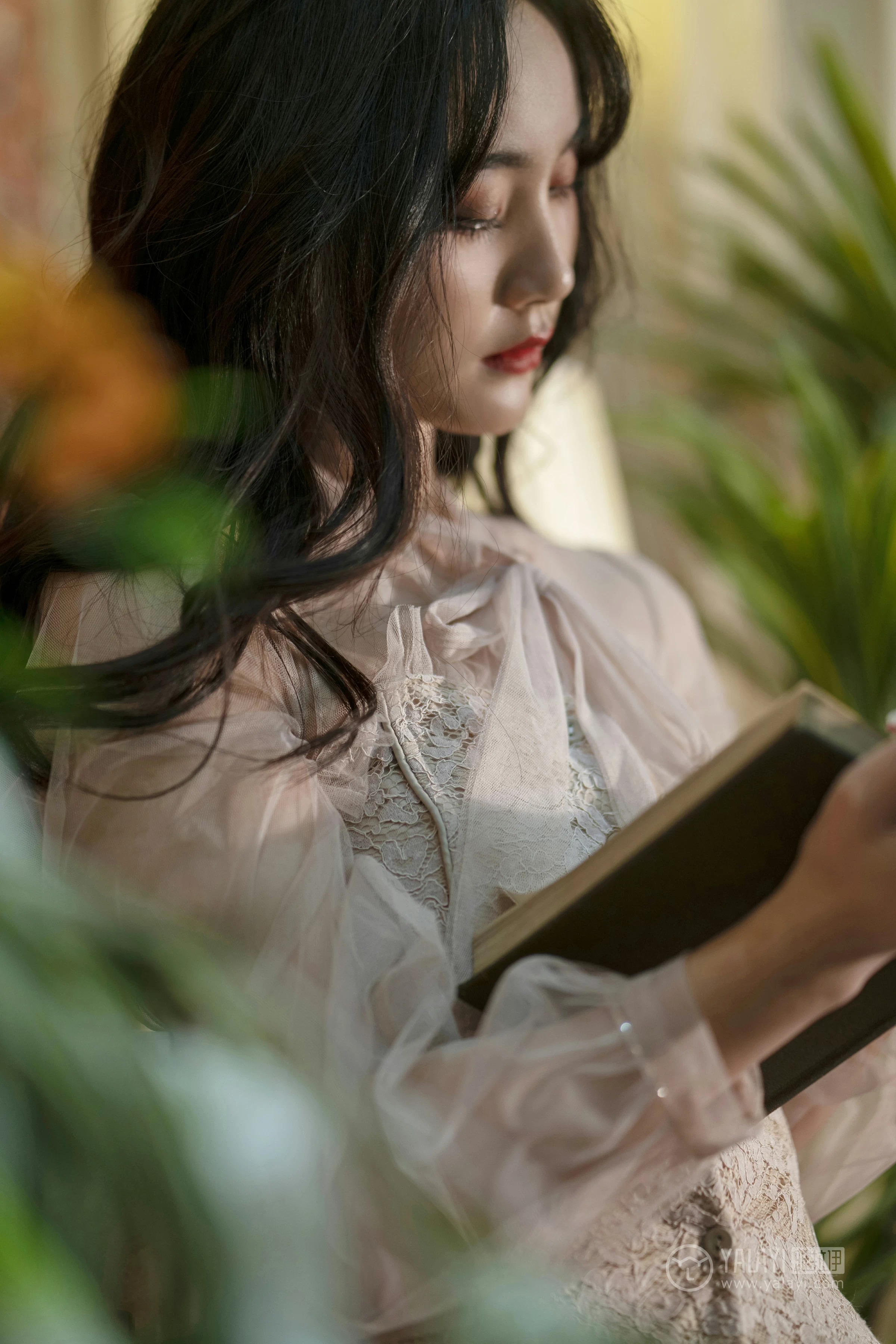 [YALAYI雅拉伊]No.227 蓝月 项兴咏 粉色透视镂空连衣裙性感私房写真集第3张