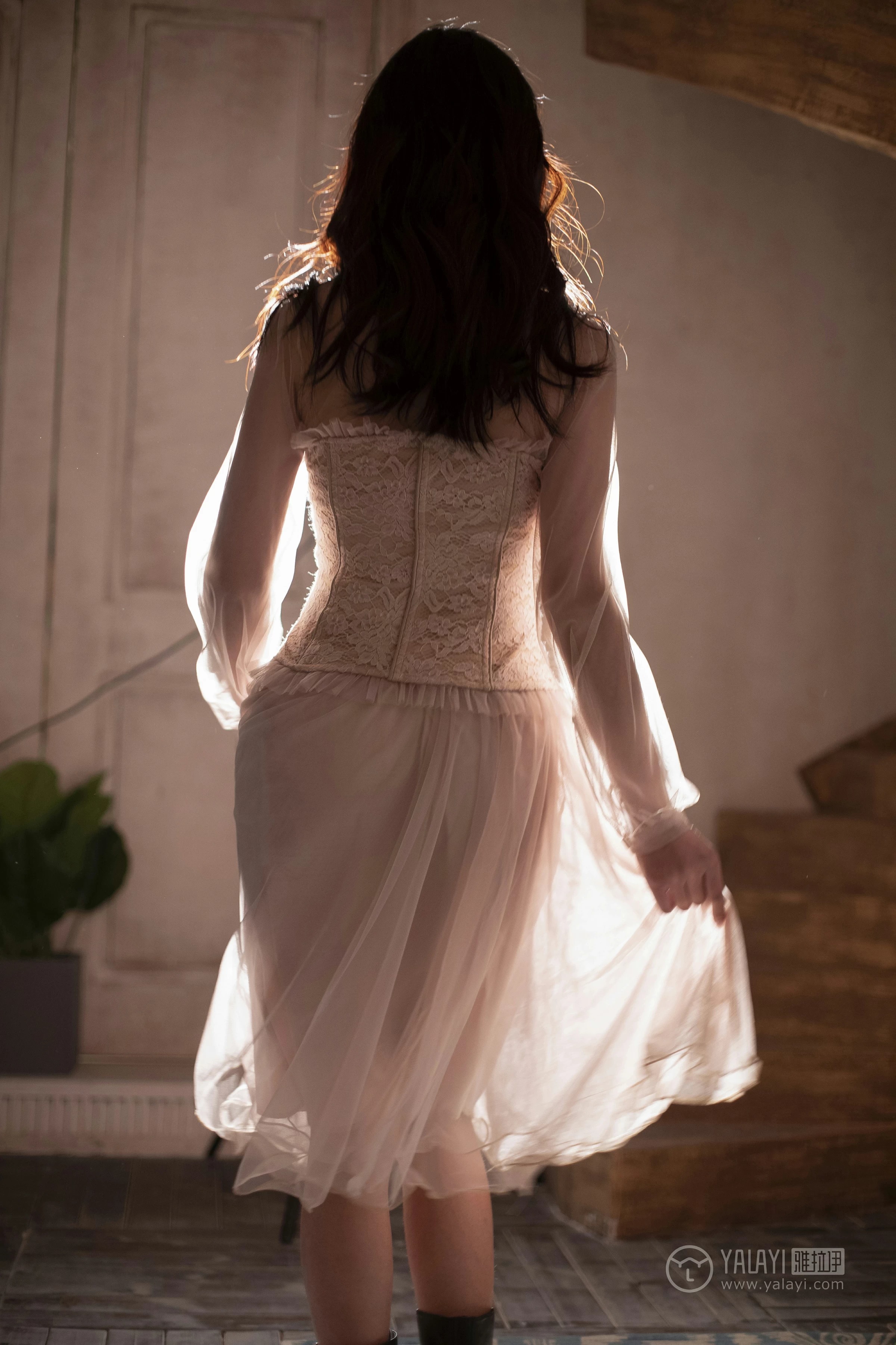 [YALAYI雅拉伊]No.227 蓝月 项兴咏 粉色透视镂空连衣裙性感私房写真集第5张