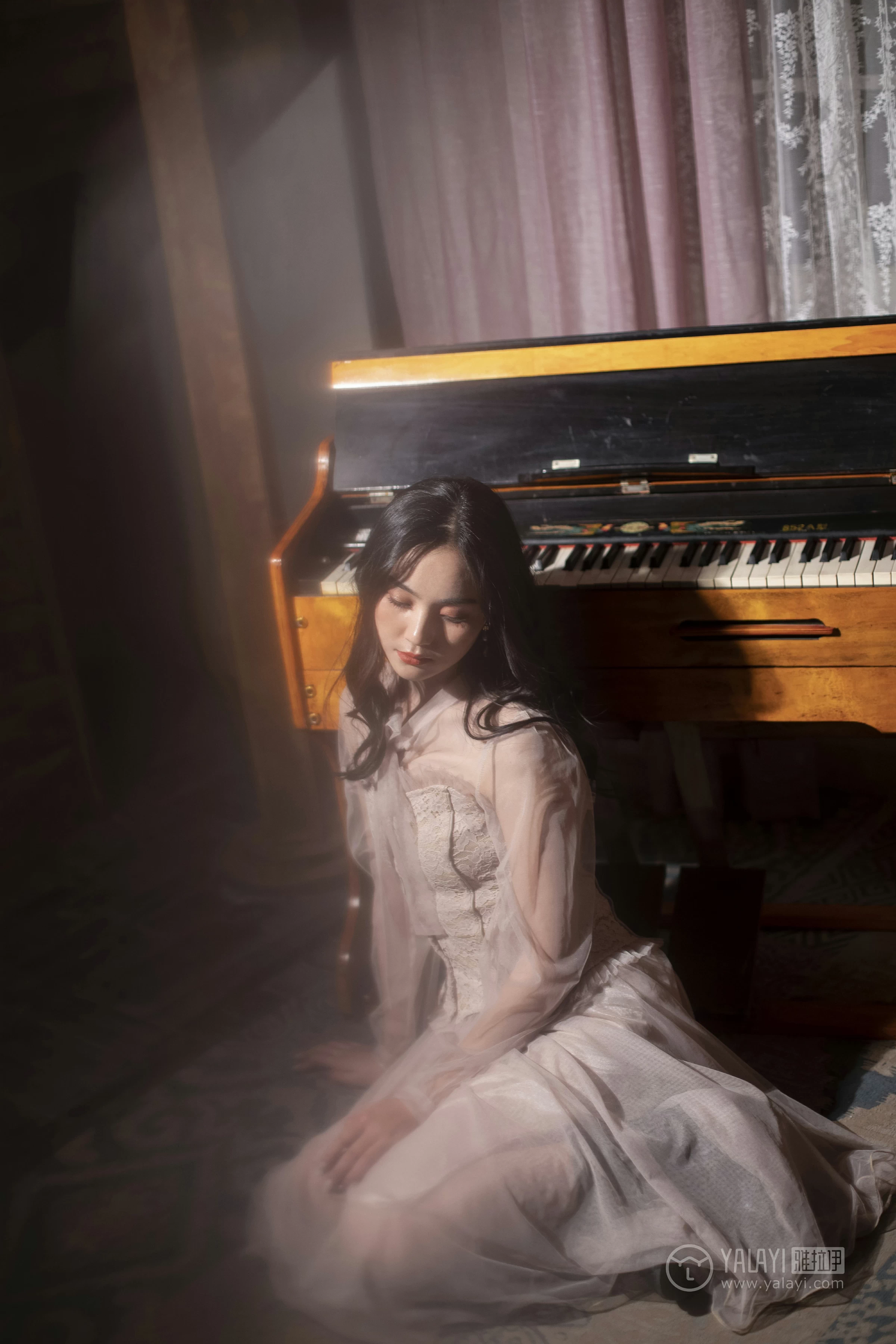 [YALAYI雅拉伊]No.227 蓝月 项兴咏 粉色透视镂空连衣裙性感私房写真集第6张