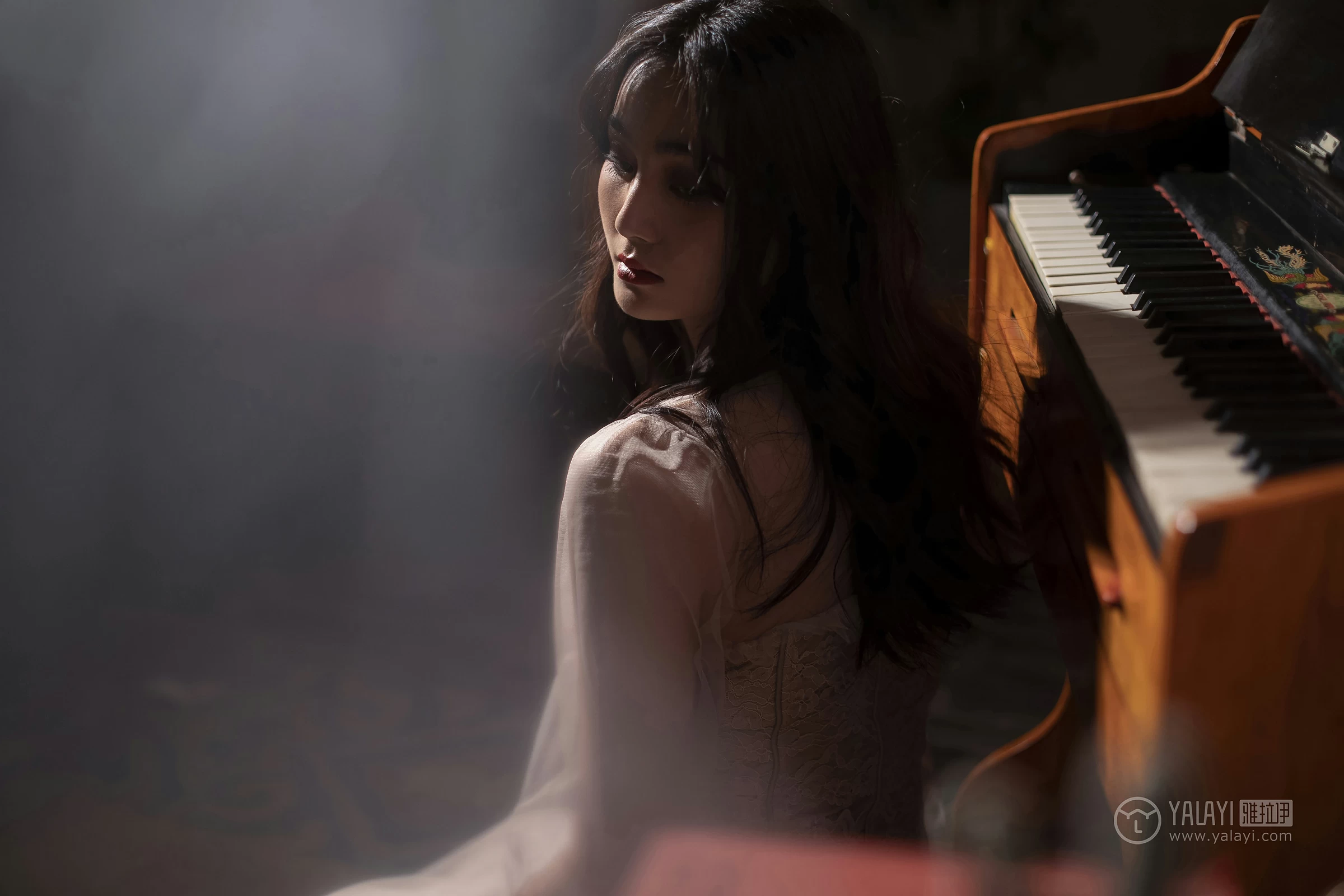 [YALAYI雅拉伊]No.227 蓝月 项兴咏 粉色透视镂空连衣裙性感私房写真集第8张