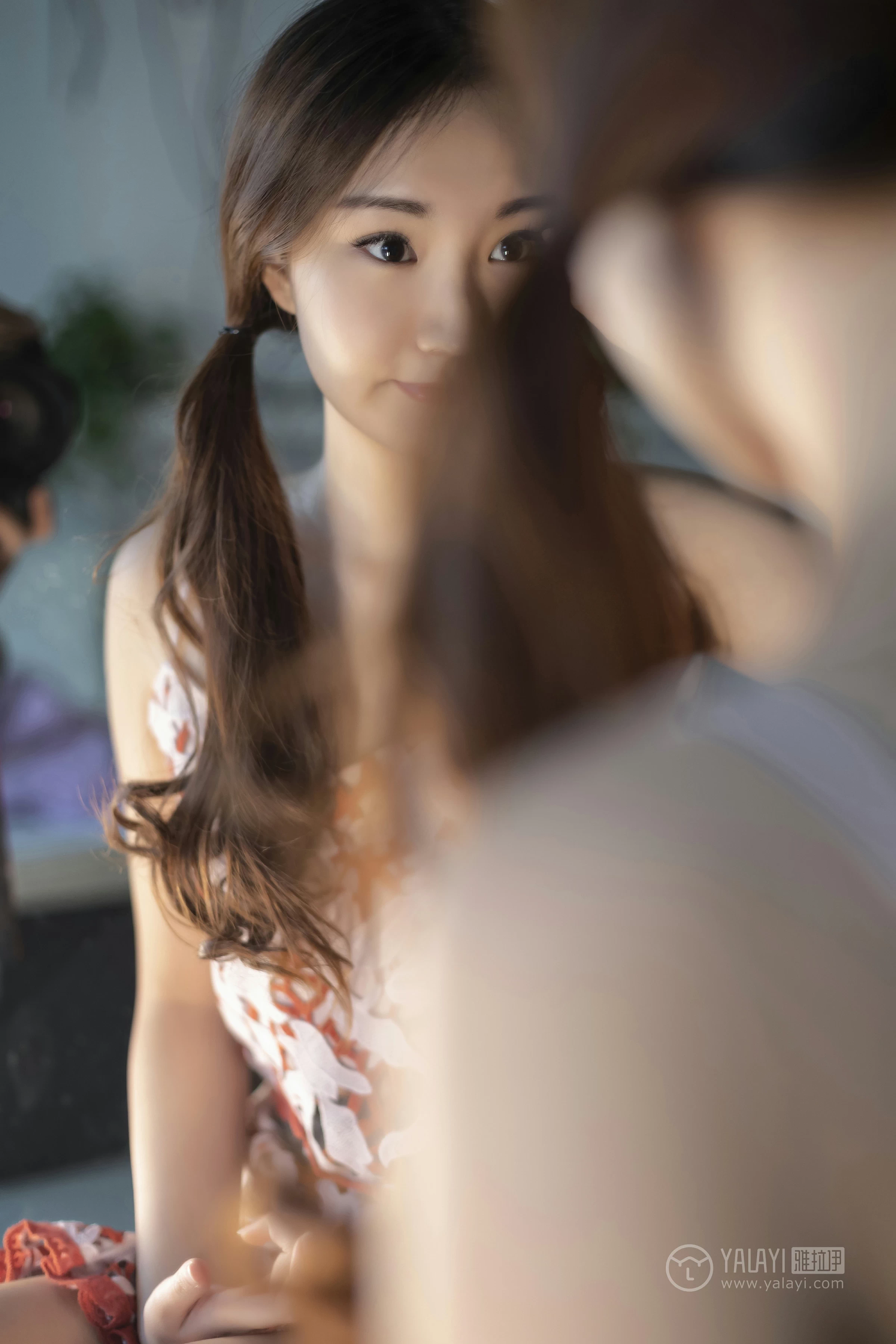 [YALAYI雅拉伊]No.231 《贤妻》 丁煊彤 红色吊带连衣裙居家性感私房写真集第5张