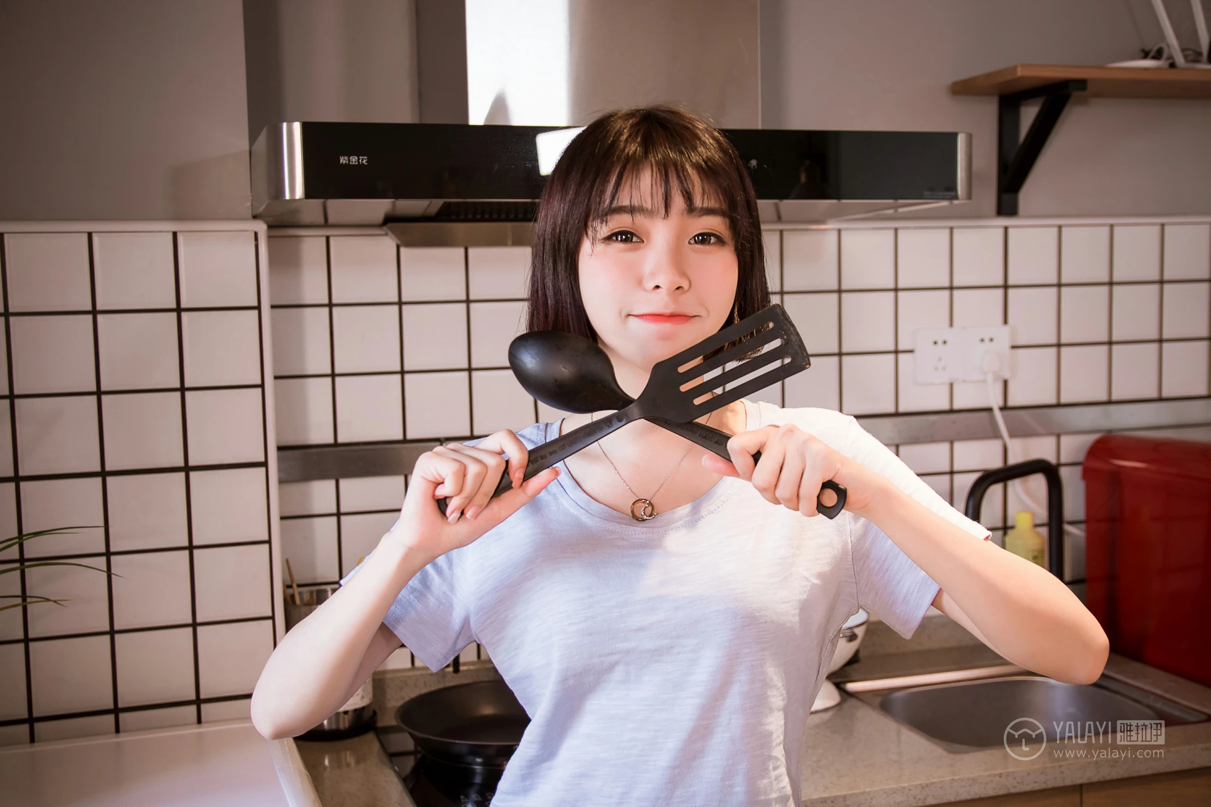 [YALAYI雅拉伊]No.232 《少女的早餐》 小杨 灰色短袖加格子内衣性感私房写真集第14张