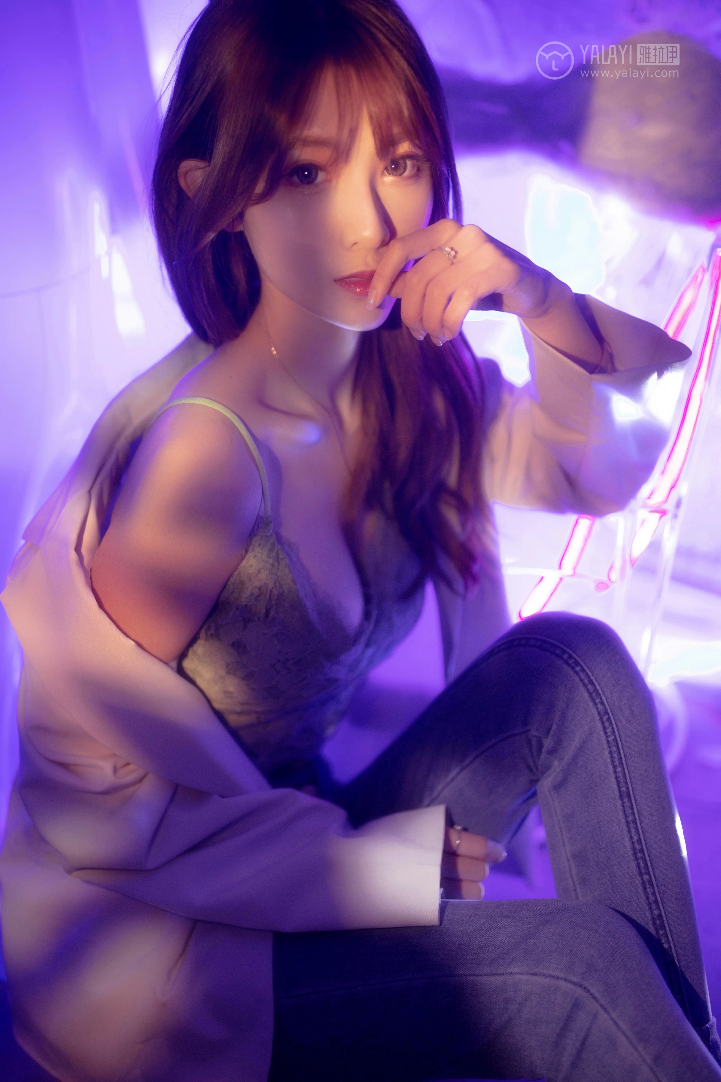[YALAYI雅拉伊]No.245 无关痛痒 丸糯糯 米色外套与灰色蕾丝内衣加紧身牛仔裙裤性感私房写真集第6张