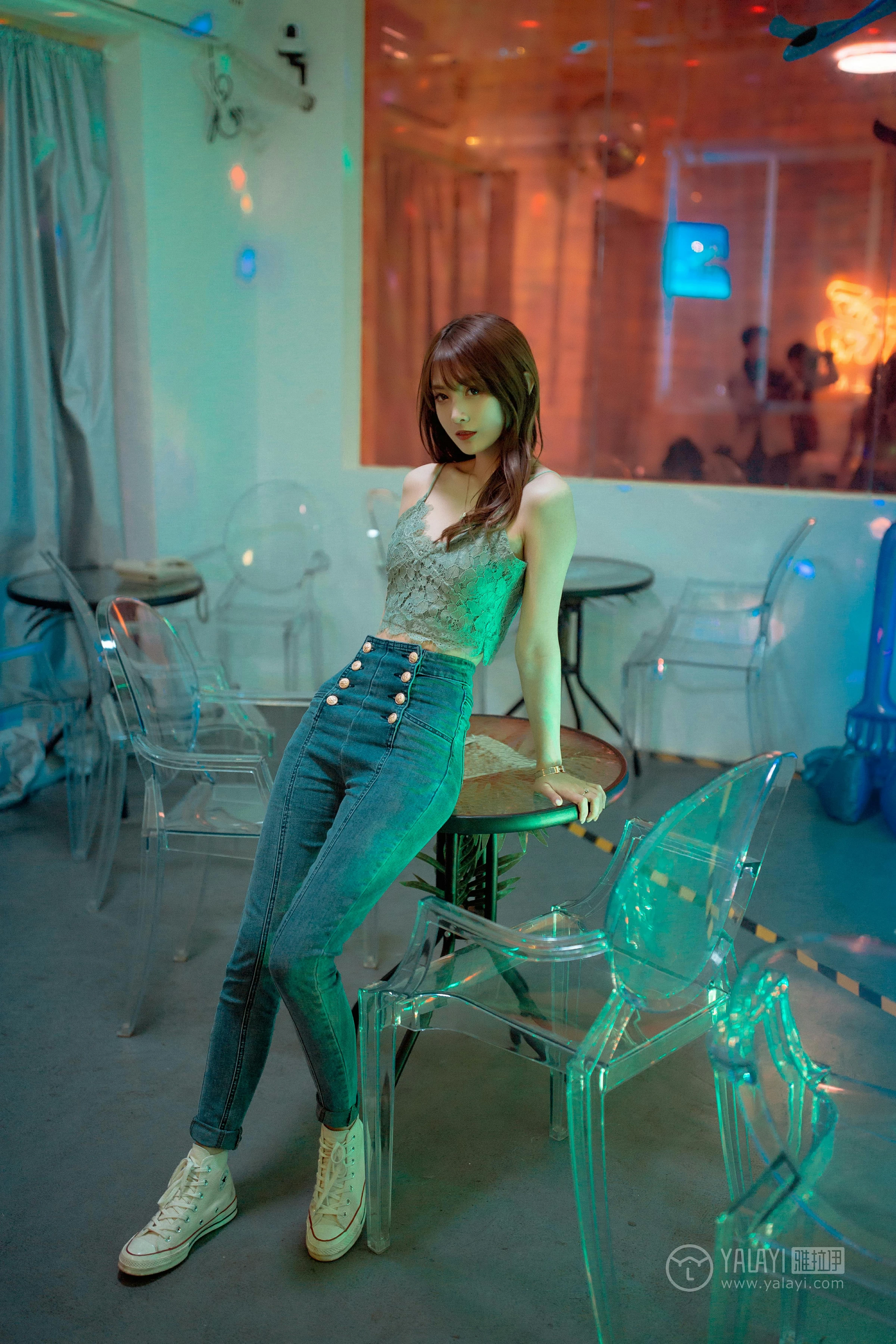 [YALAYI雅拉伊]No.245 无关痛痒 丸糯糯 米色外套与灰色蕾丝内衣加紧身牛仔裙裤性感私房写真集第8张
