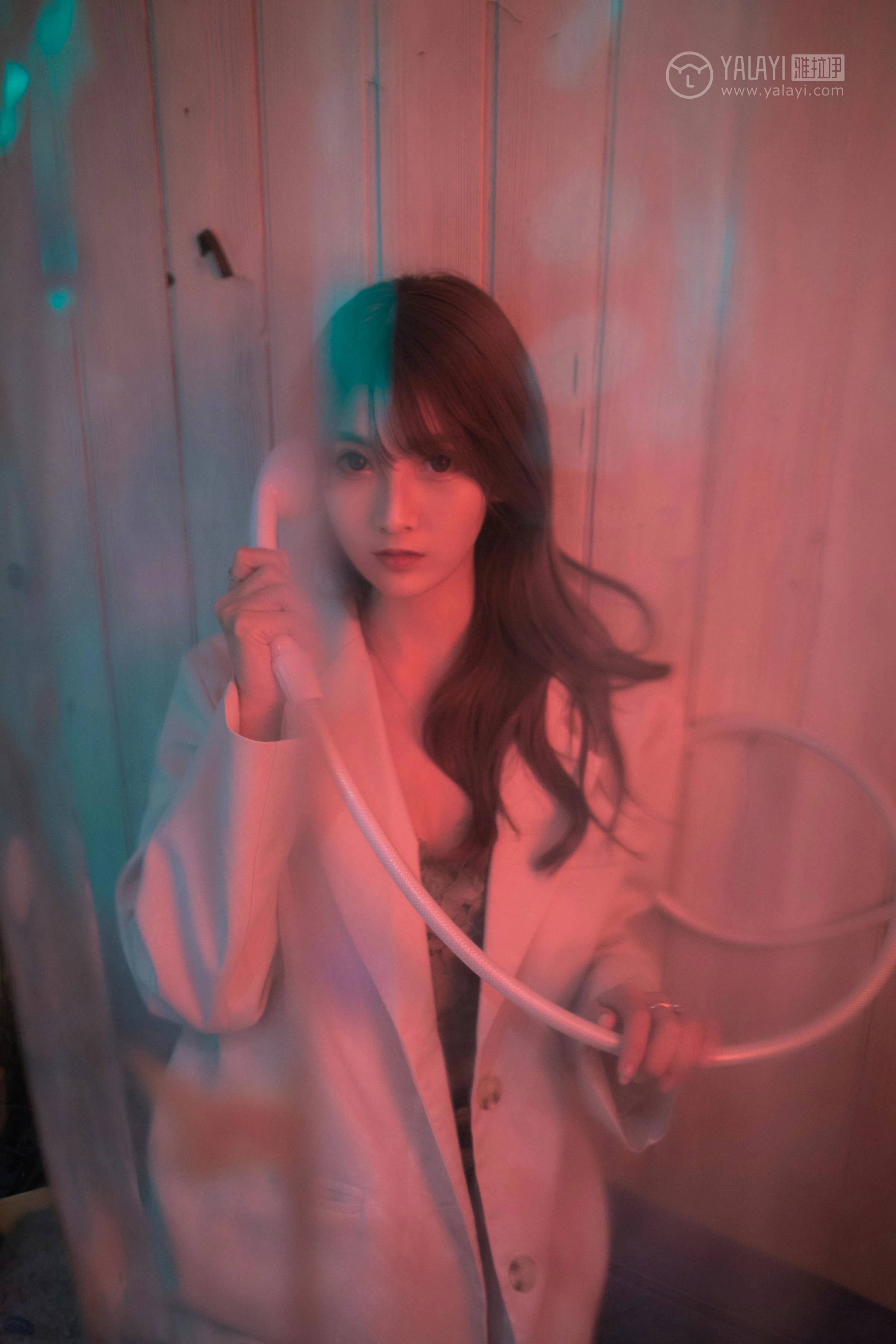 [YALAYI雅拉伊]No.245 无关痛痒 丸糯糯 米色外套与灰色蕾丝内衣加紧身牛仔裙裤性感私房写真集第11张