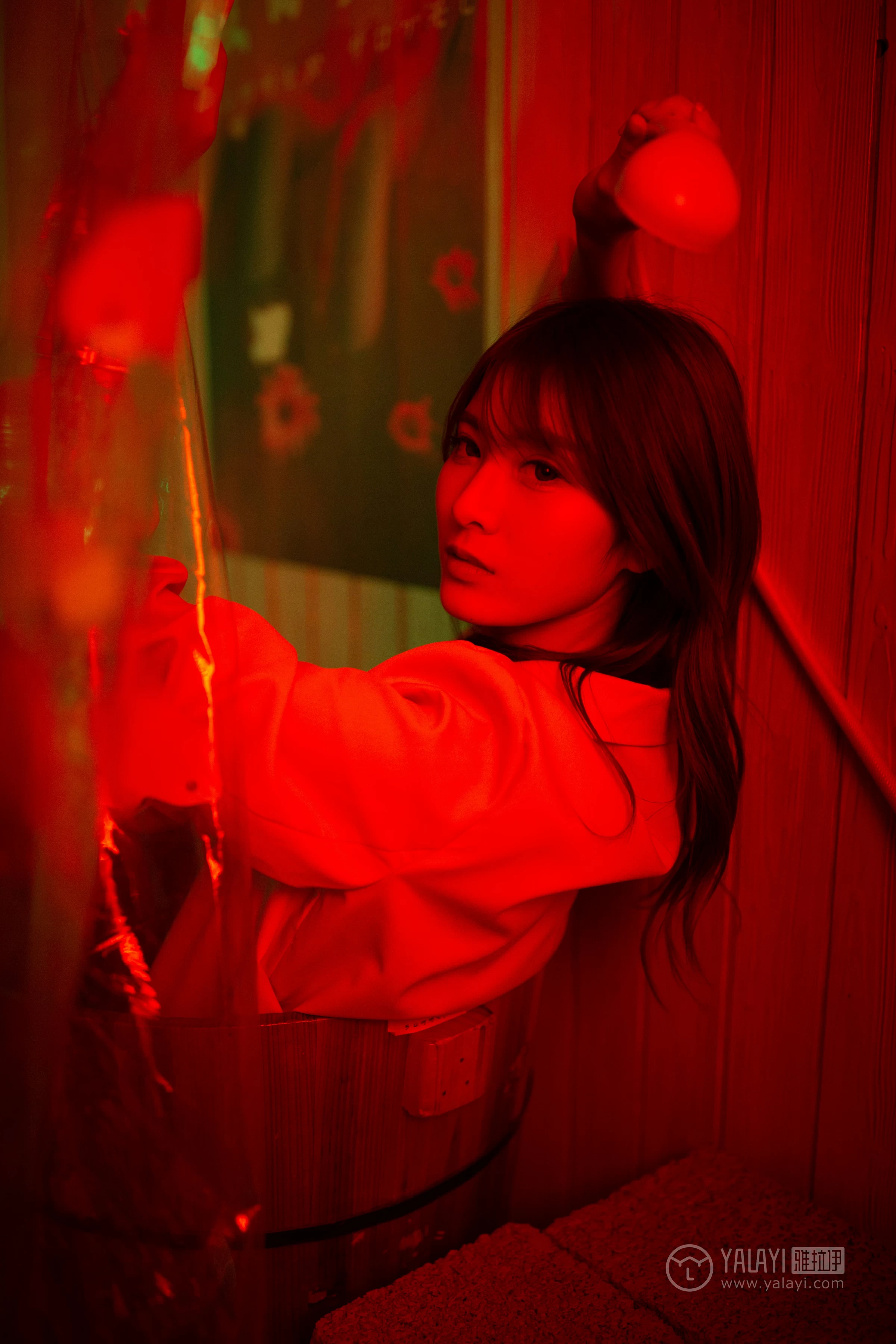 [YALAYI雅拉伊]No.245 无关痛痒 丸糯糯 米色外套与灰色蕾丝内衣加紧身牛仔裙裤性感私房写真集第12张