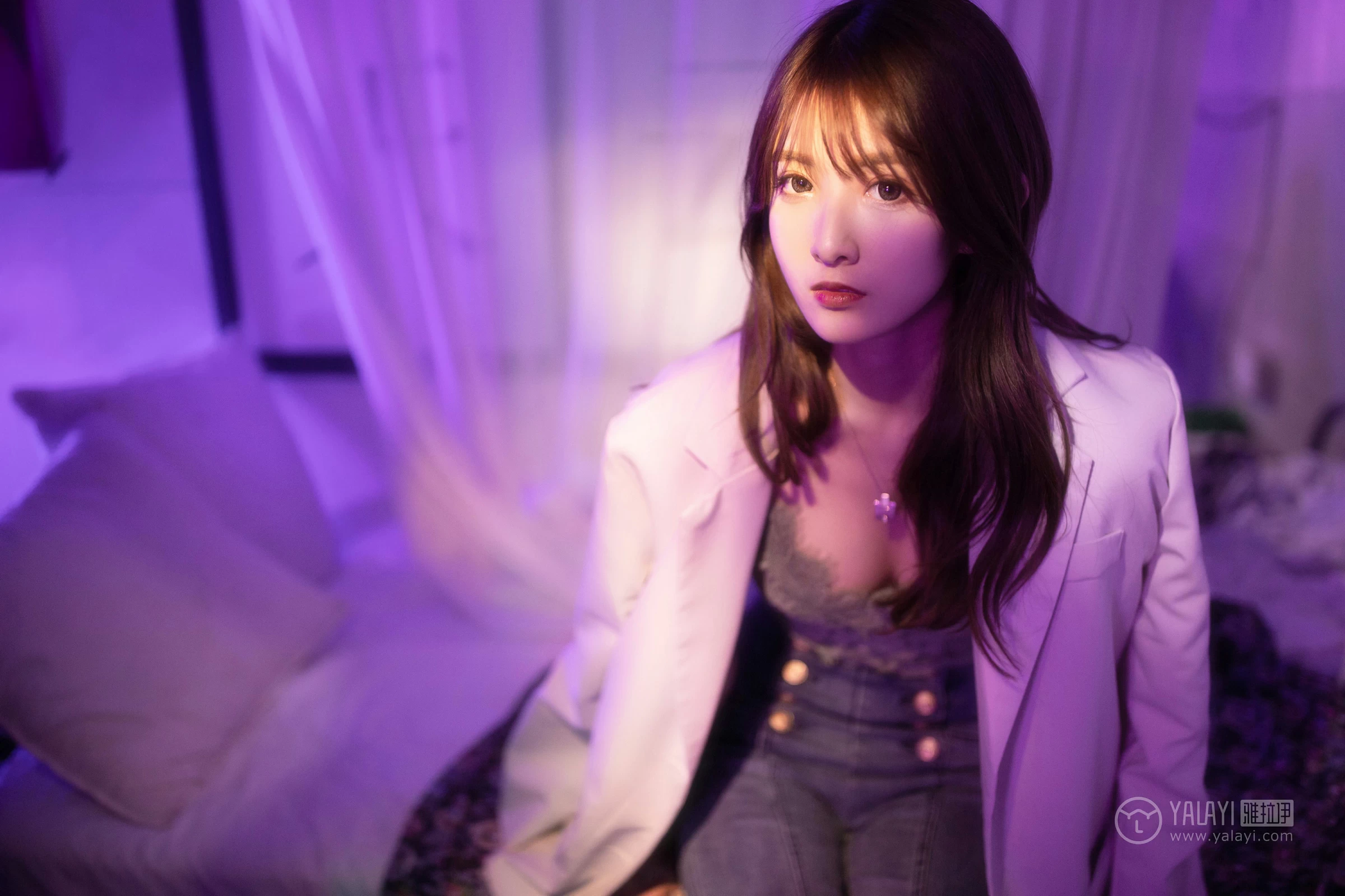 [YALAYI雅拉伊]No.245 无关痛痒 丸糯糯 米色外套与灰色蕾丝内衣加紧身牛仔裙裤性感私房写真集第15张