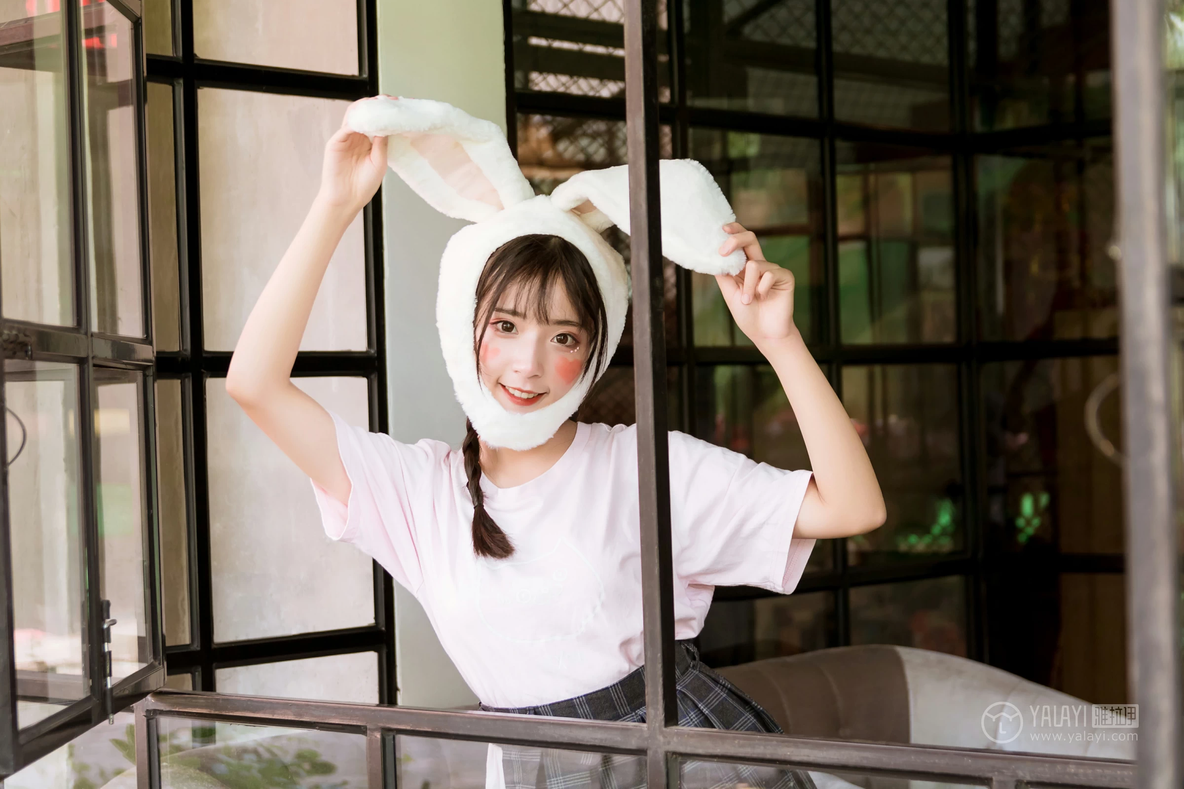 [YALAYI雅拉伊]No.251 小兔子乖乖 阿橙 粉色短袖加灰色格子短裙清纯可爱私房写真集第3张