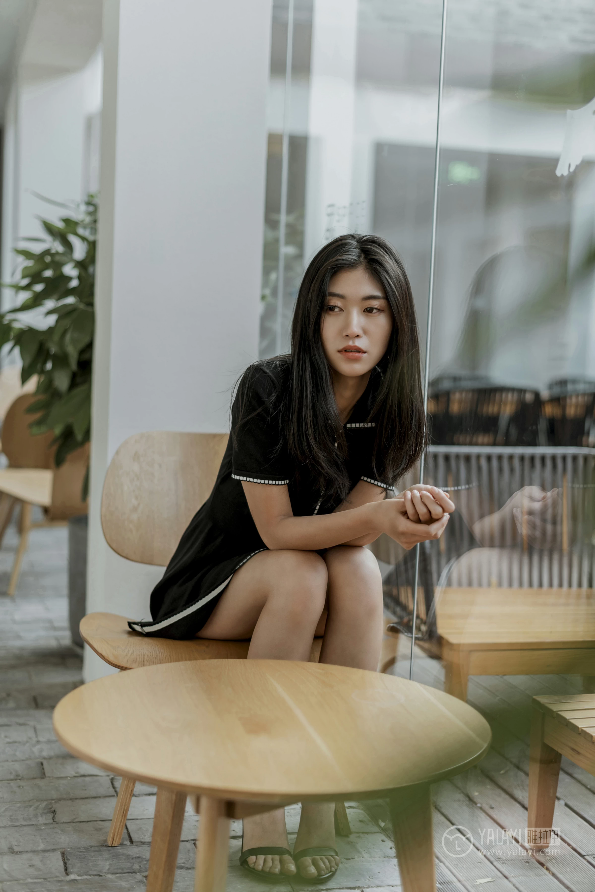 [YALAYI雅拉伊]No.255 款款情深 乔妹儿 黑色收腰连衣裙居家私房写真集第5张