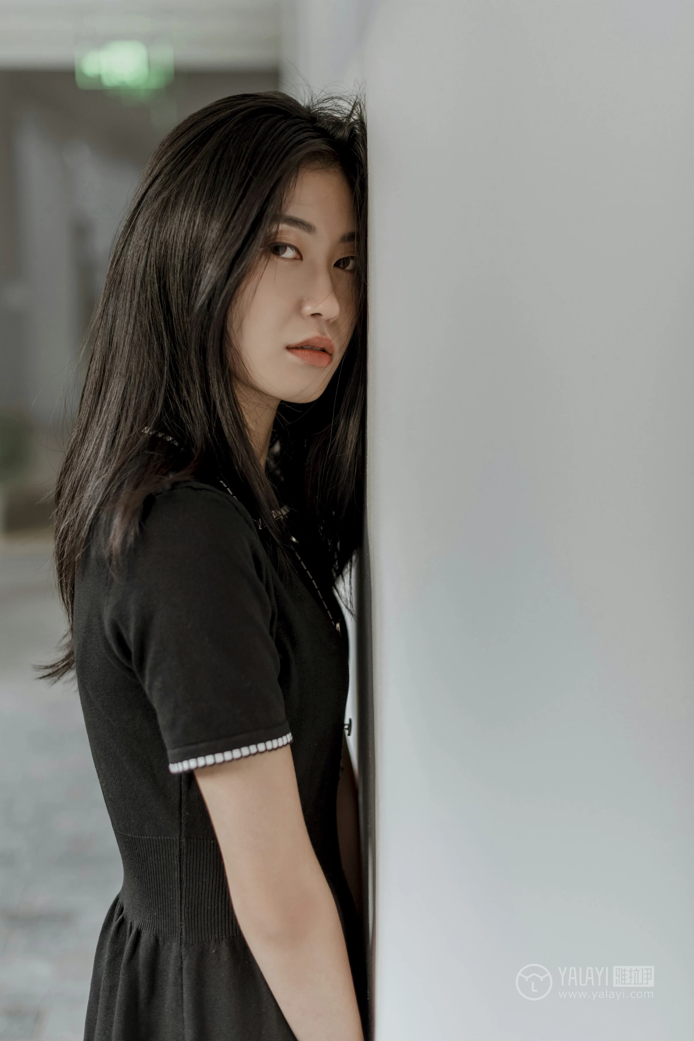 [YALAYI雅拉伊]No.255 款款情深 乔妹儿 黑色收腰连衣裙居家私房写真集第7张