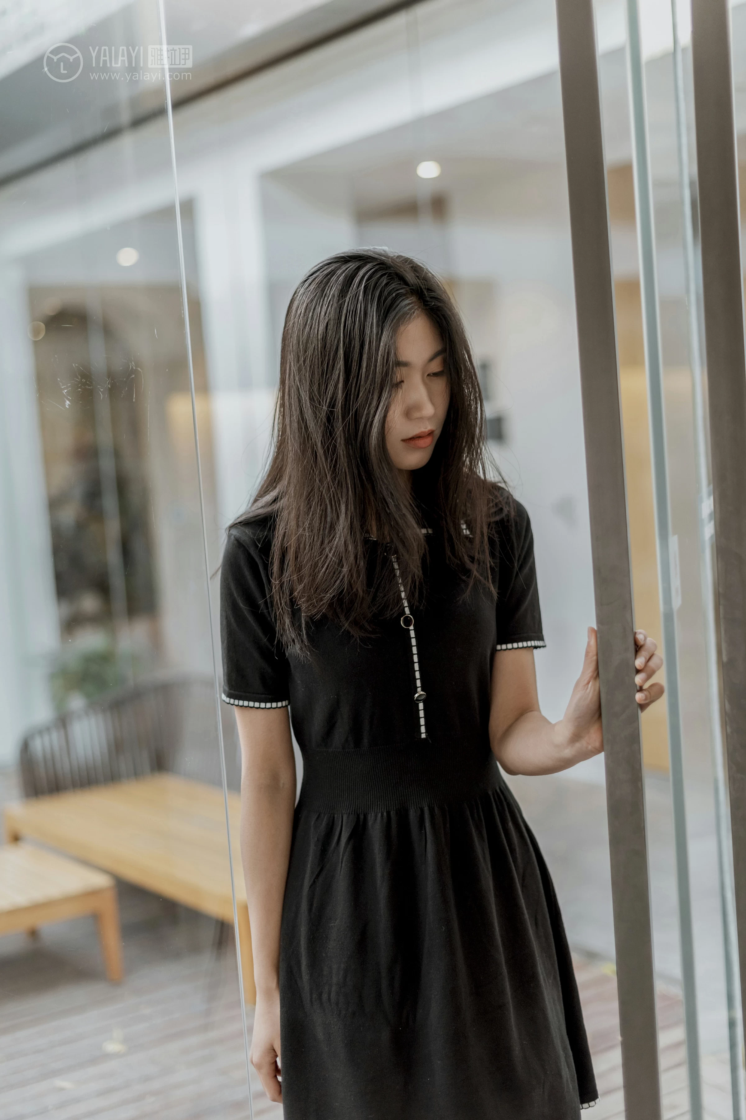 [YALAYI雅拉伊]No.255 款款情深 乔妹儿 黑色收腰连衣裙居家私房写真集第8张