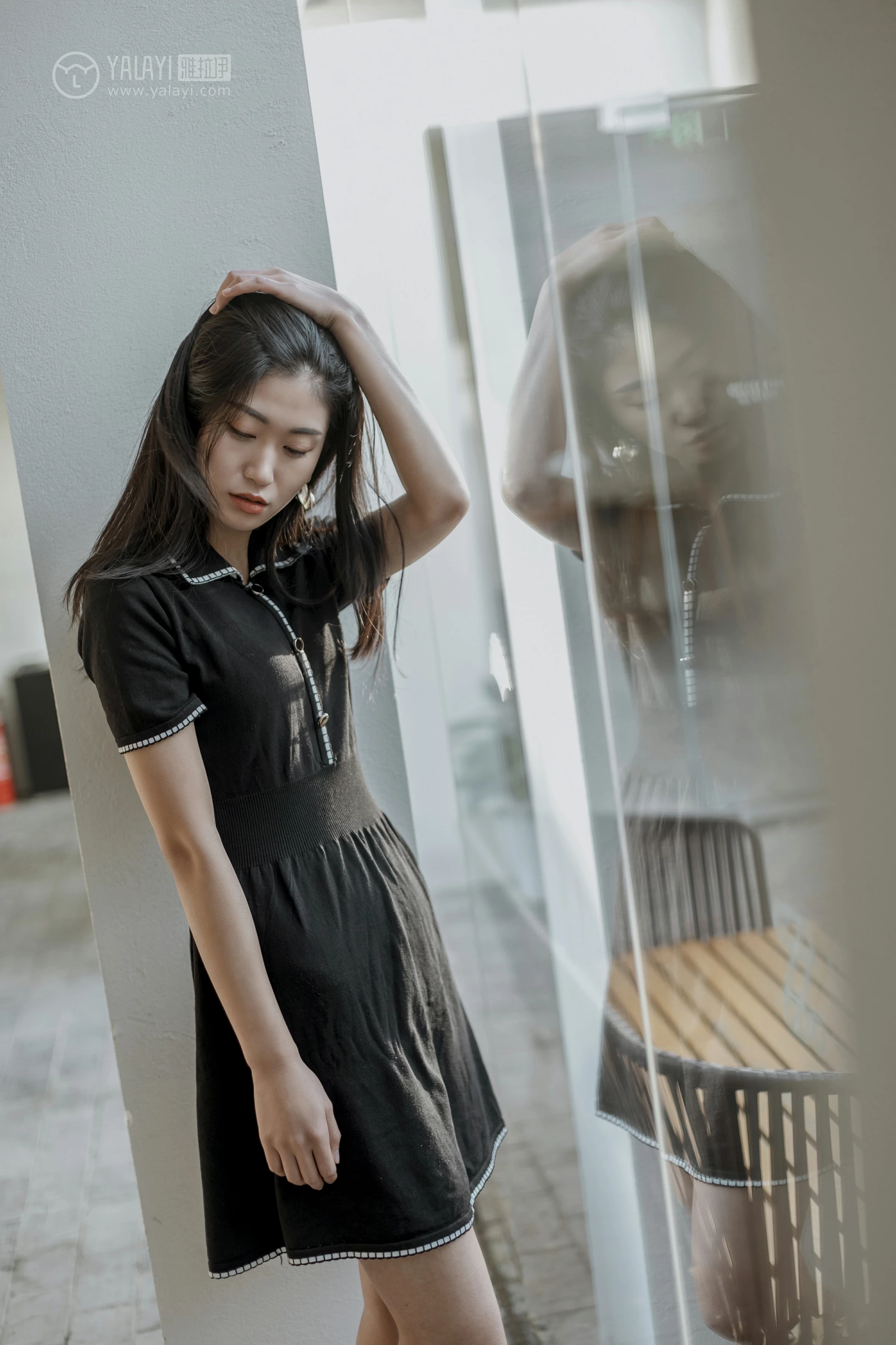 [YALAYI雅拉伊]No.255 款款情深 乔妹儿 黑色收腰连衣裙居家私房写真集第8张