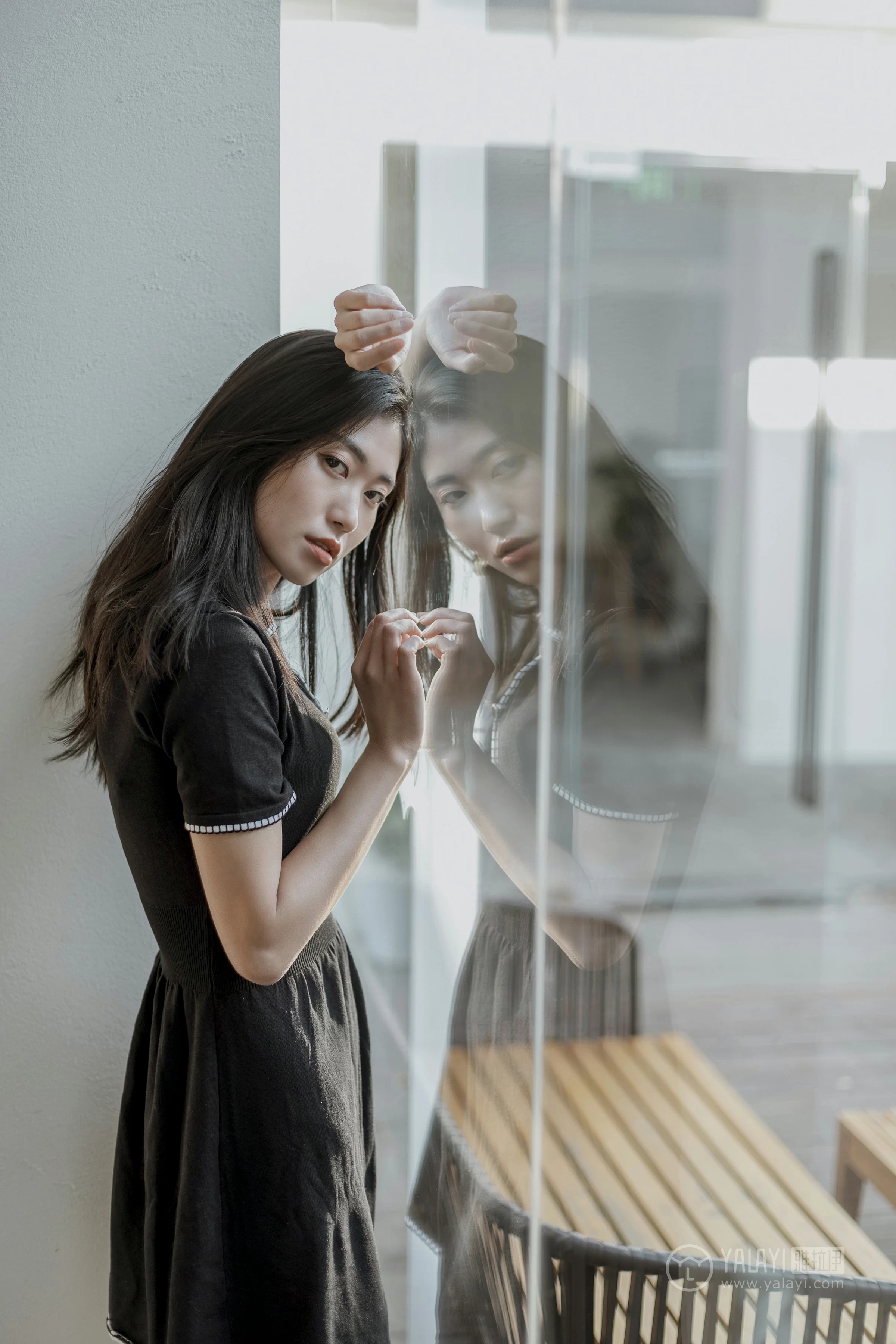 [YALAYI雅拉伊]No.255 款款情深 乔妹儿 黑色收腰连衣裙居家私房写真集第9张