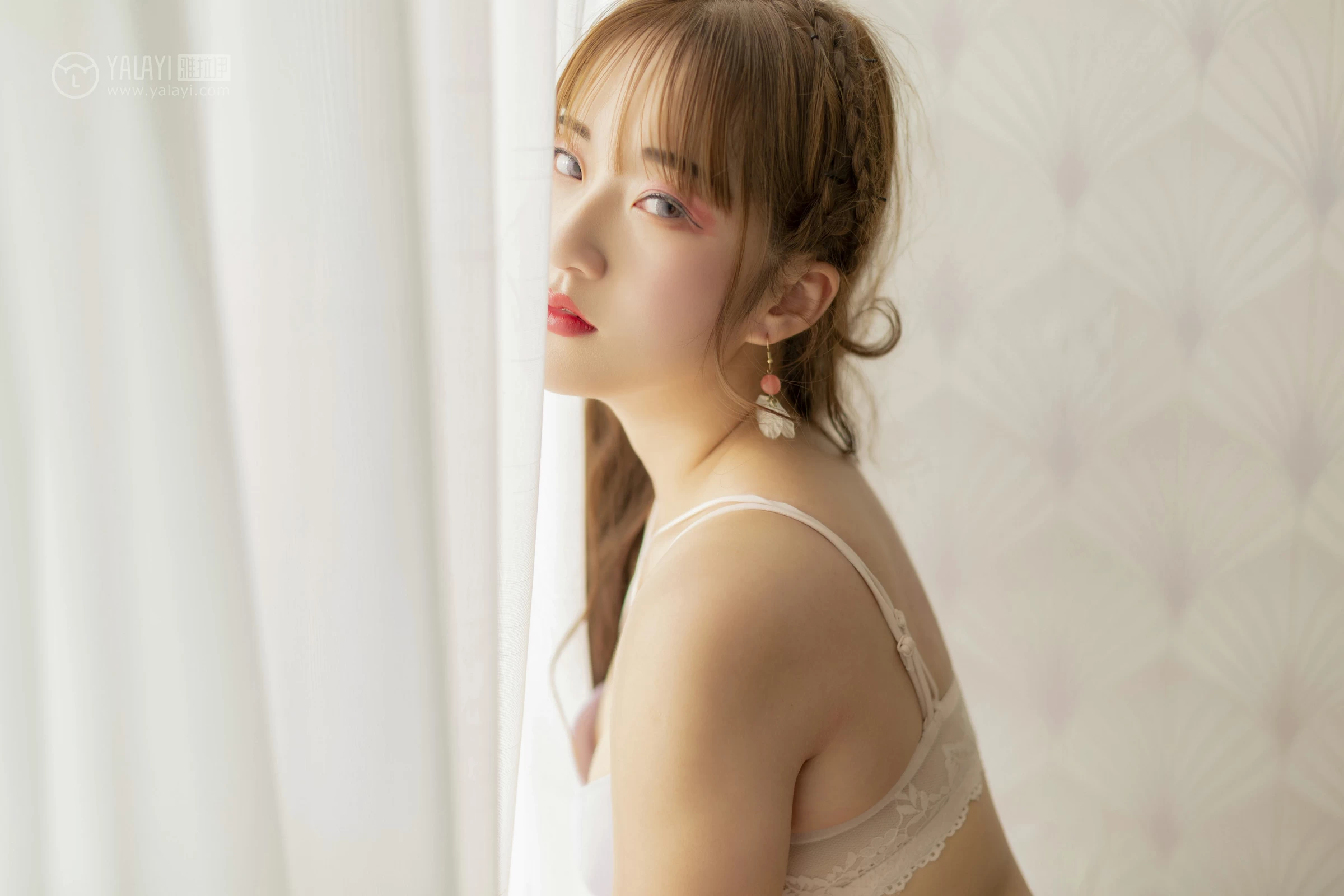 [YALAYI雅拉伊]No.261 自画像 顾盼兮 紫色蕾丝内衣性感私房写真集第3张