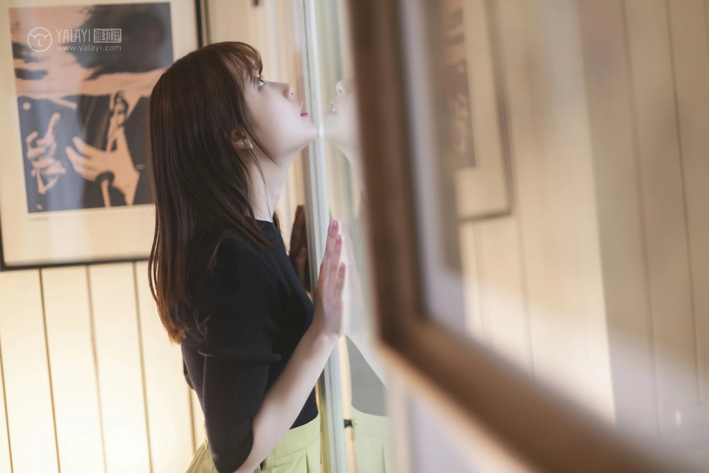 [YALAYI雅拉伊]No.265 旧情 刘开心 黑色紧身上衣加橙色短裙性感私房写真集第3张