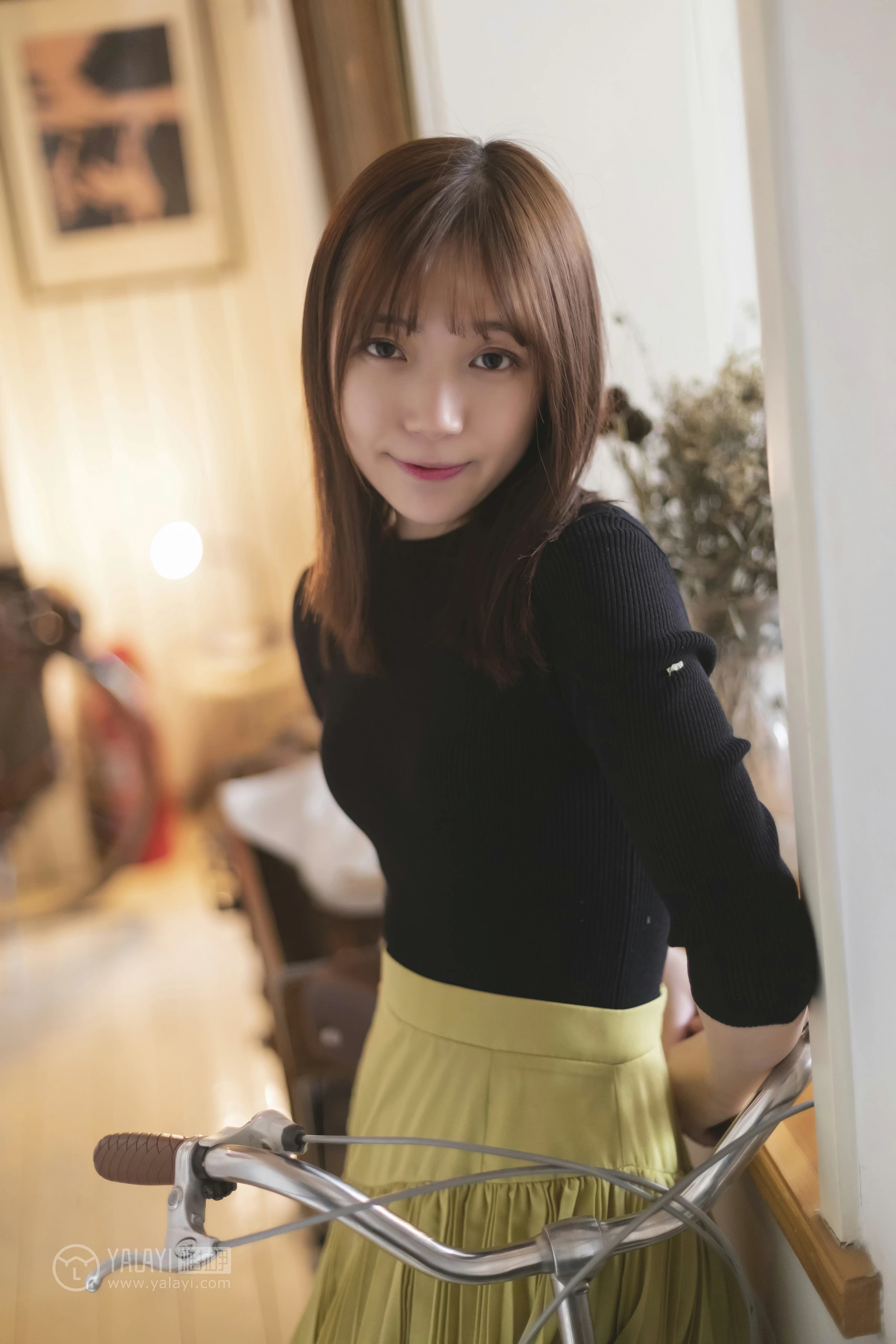 [YALAYI雅拉伊]No.265 旧情 刘开心 黑色紧身上衣加橙色短裙性感私房写真集第4张