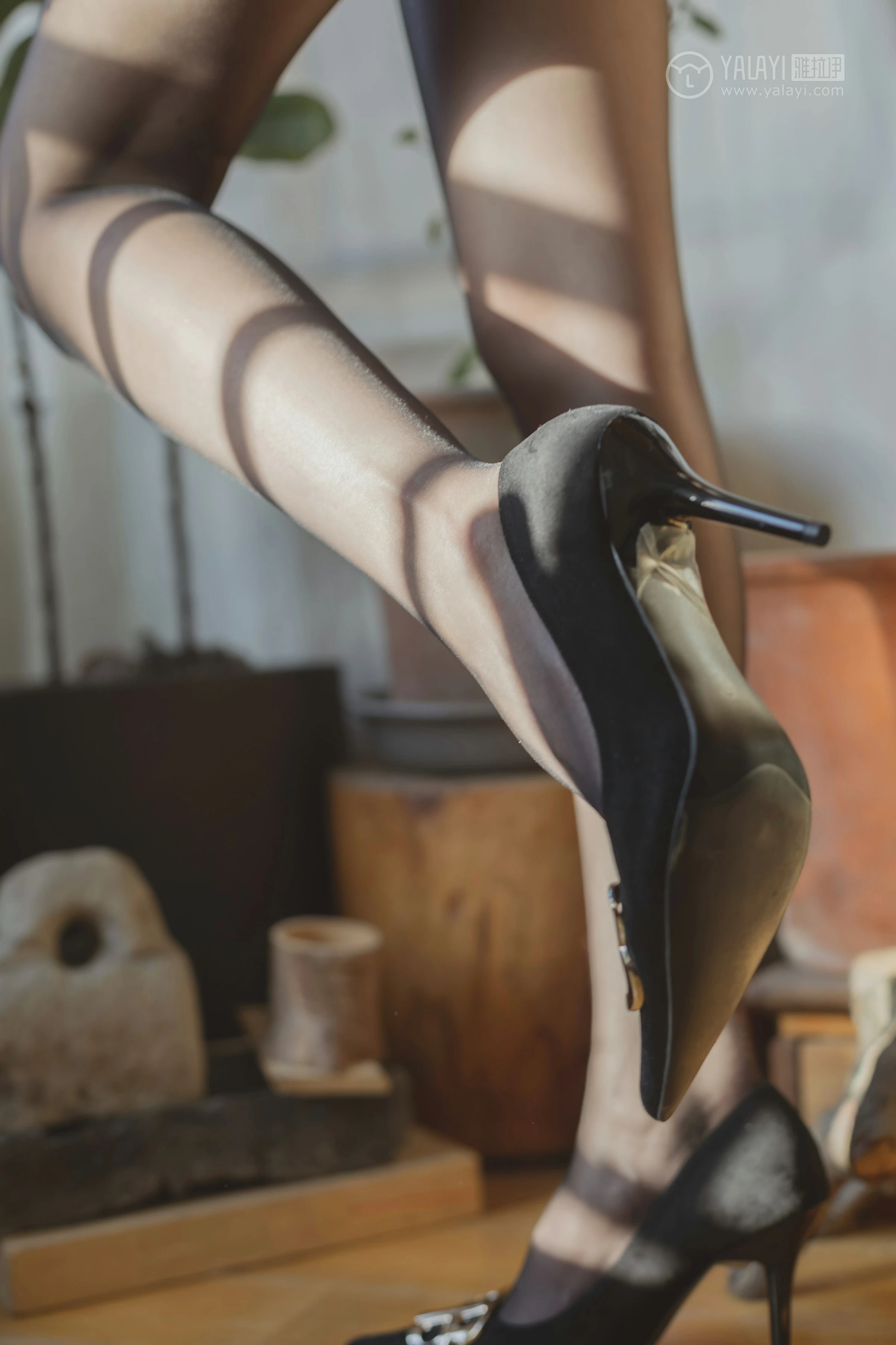 [YALAYI雅拉伊]No.299 香蜜 凉儿 米色裸背连身裙加黑色丝袜美腿性感私房写真集第10张