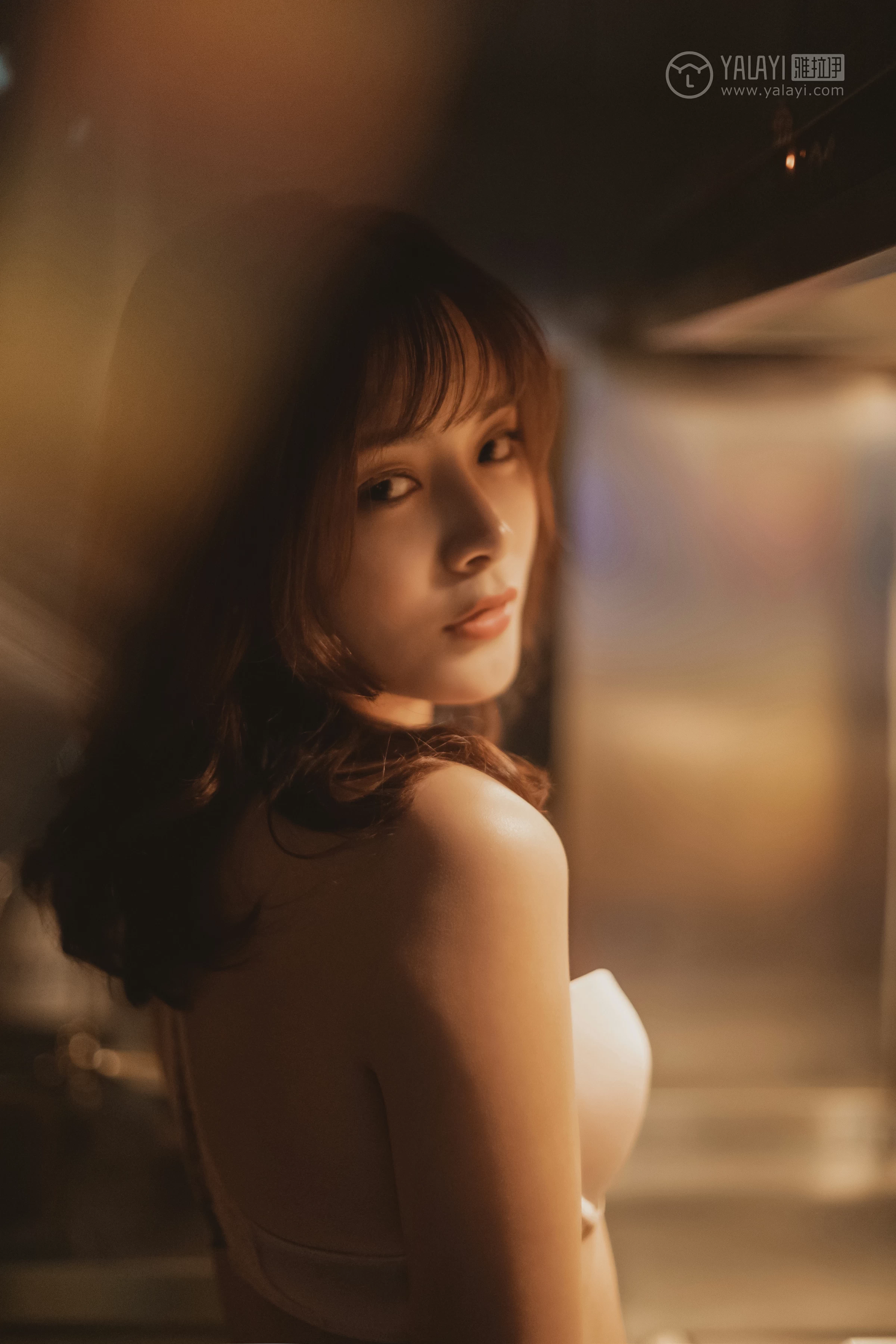 [YALAYI雅拉伊]No.301 角落里 芷琳 白色浴袍加粉色内衣性感私房写真集第4张