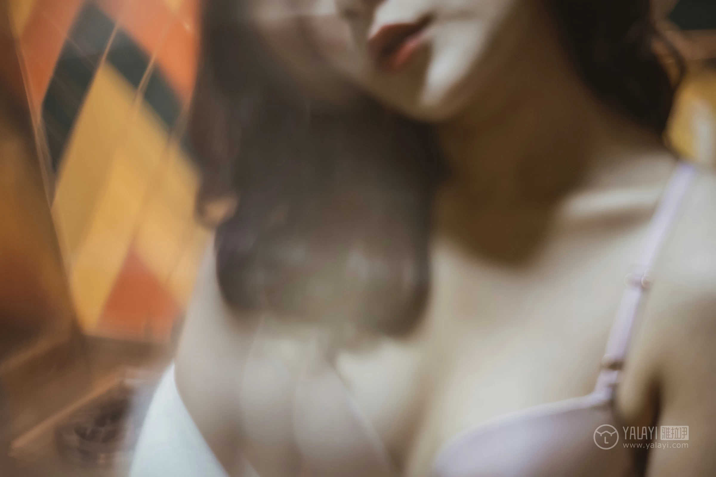 [YALAYI雅拉伊]No.301 角落里 芷琳 白色浴袍加粉色内衣性感私房写真集第5张