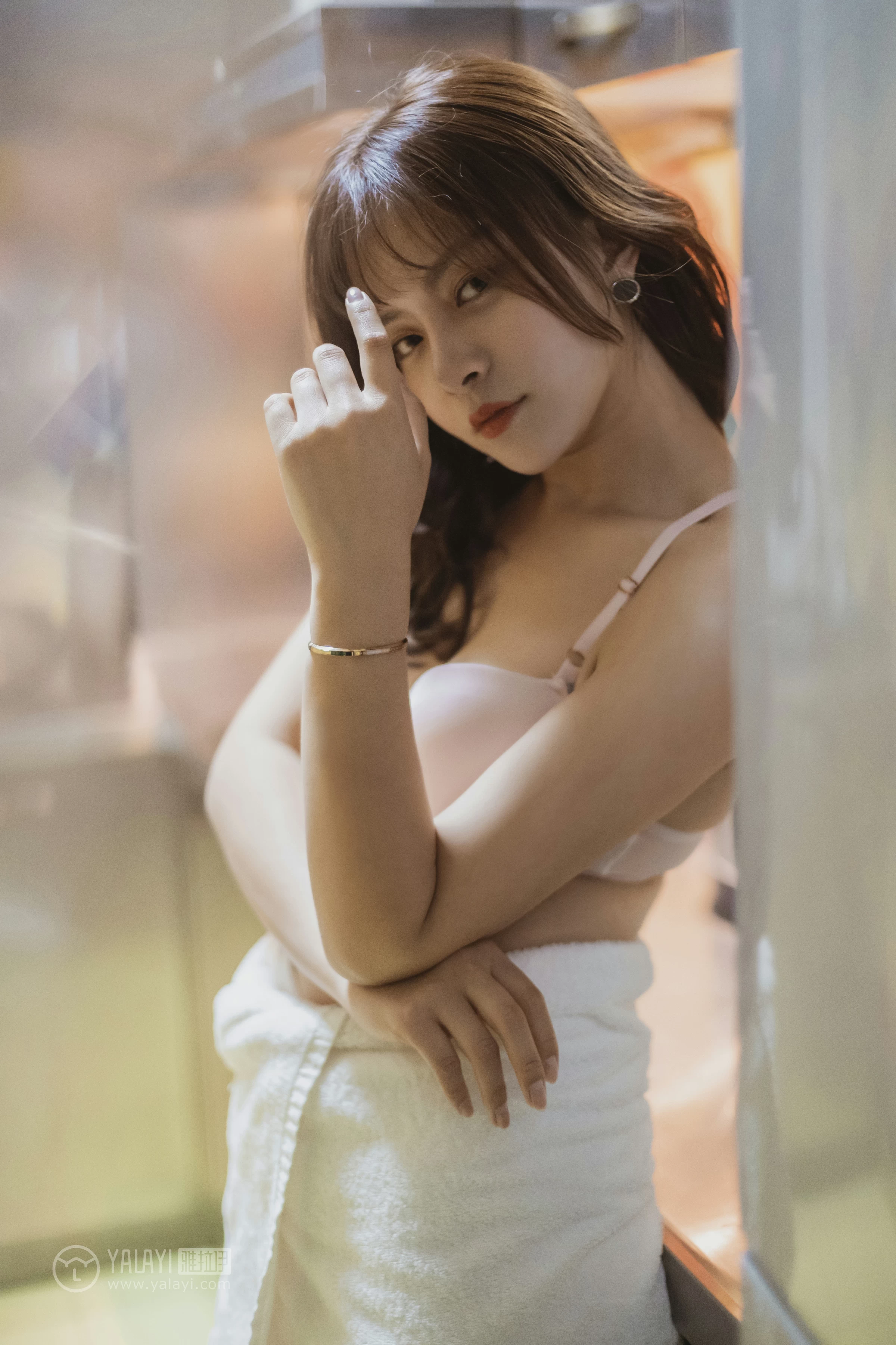 [YALAYI雅拉伊]No.301 角落里 芷琳 白色浴袍加粉色内衣性感私房写真集第8张