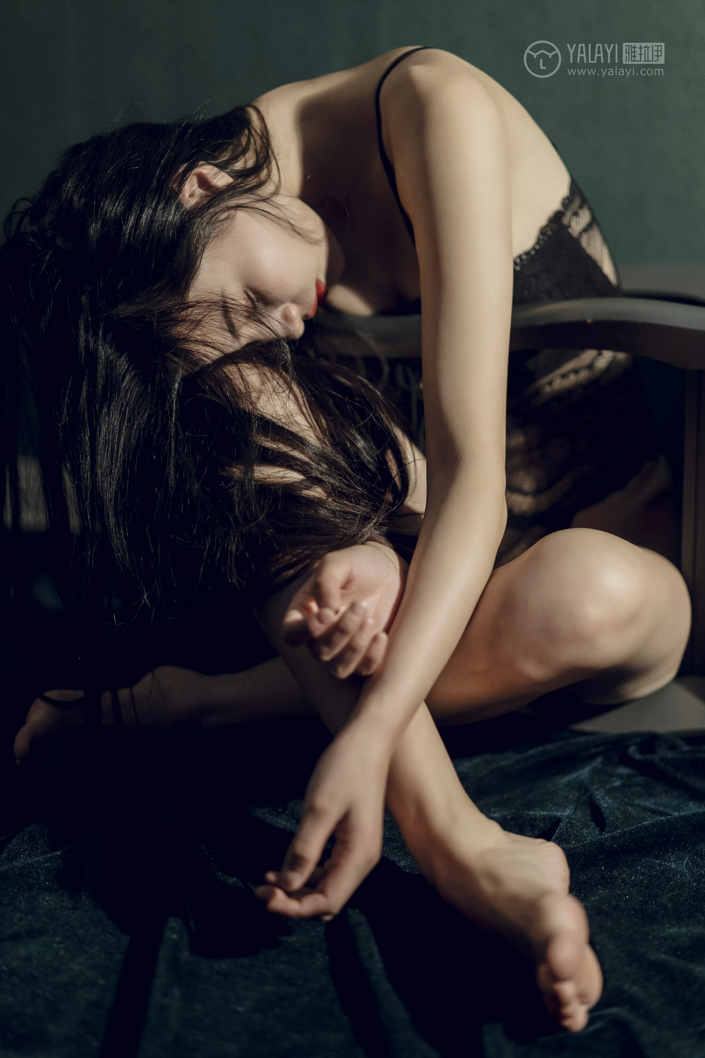 [YALAYI雅拉伊]No.302 挣扎中自我救赎 小竹 黑色镂空情趣内衣性感私房写真集第8张