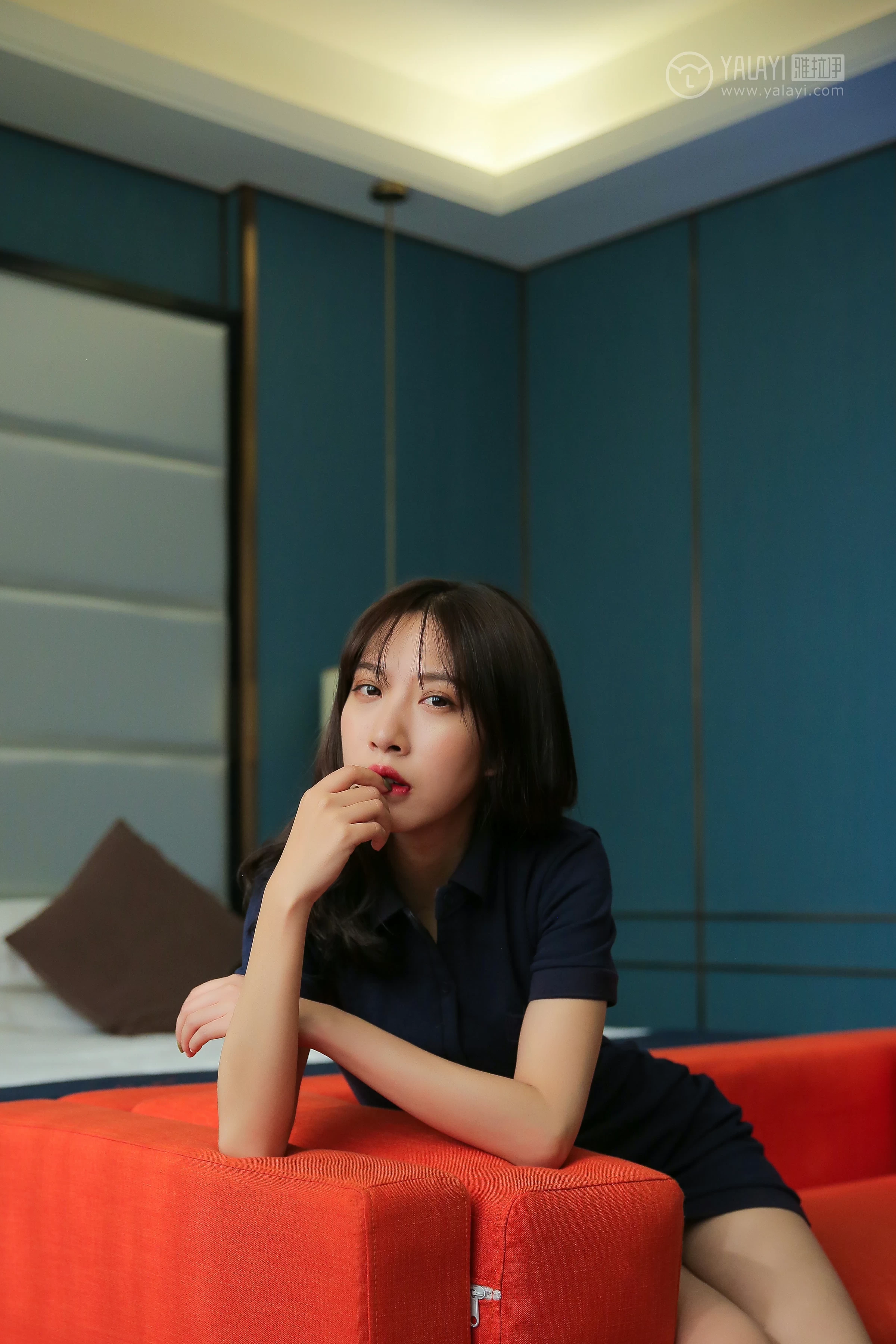 [YALAYI雅拉伊]No.308 蓝色房子 蓝心 黑色外套加蓝色连身制服裙性感私房写真集第13张