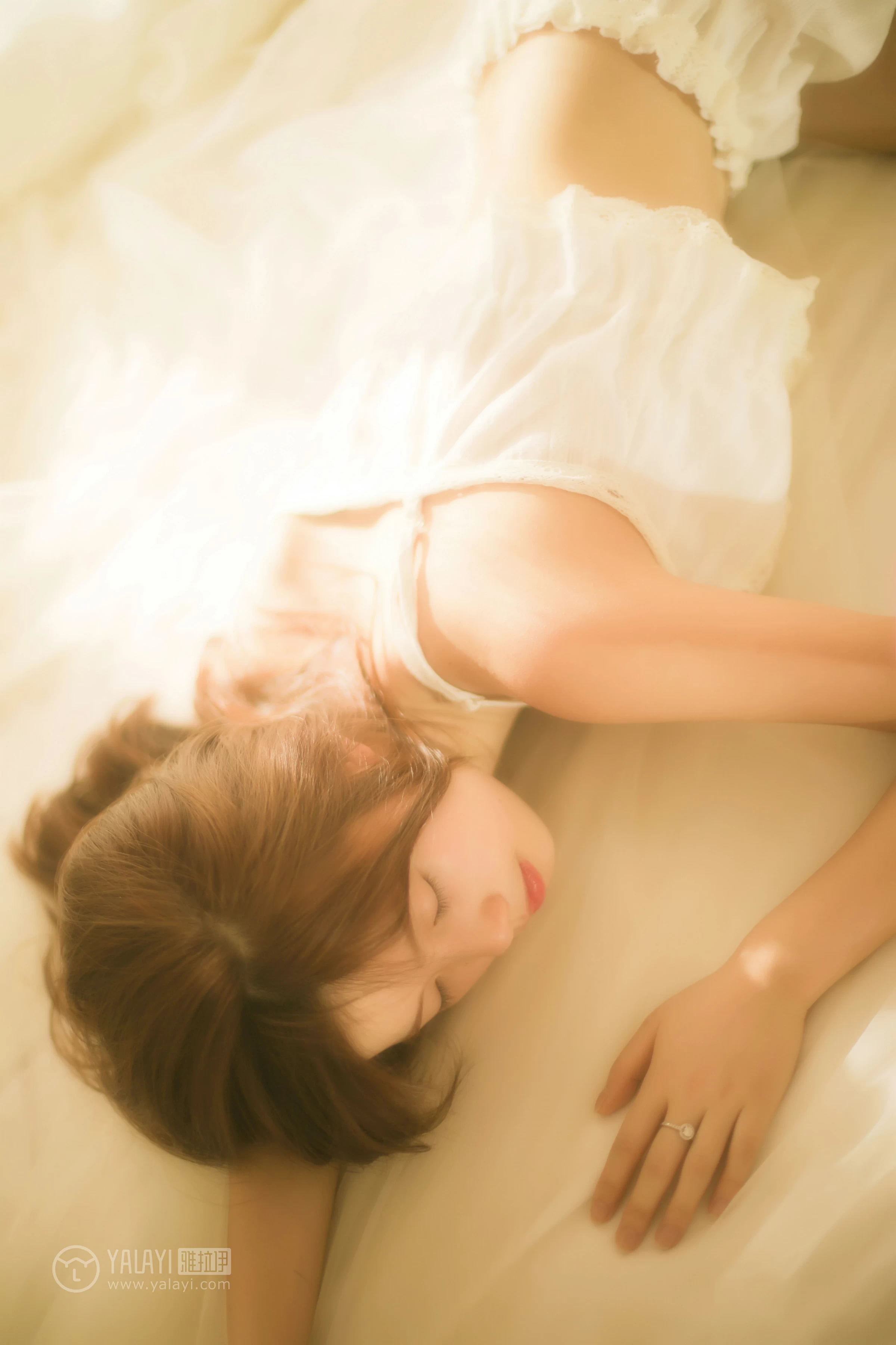 [YALAYI雅拉伊]No.315 夏日蜜语 圈圈 白色透视吊带内衣加短裤清纯靓丽私房写真集第8张