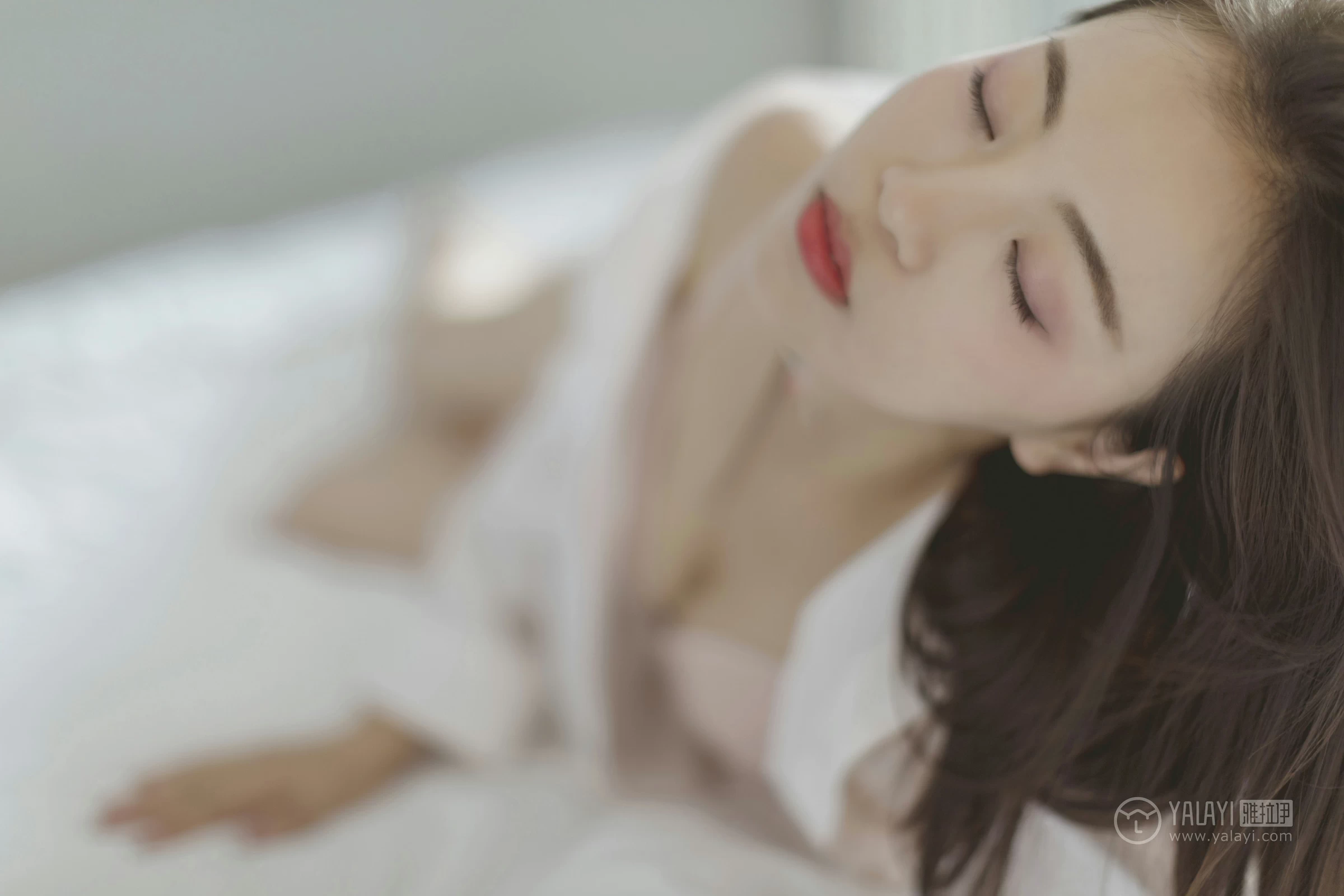 [YALAYI雅拉伊]No.316 叫她起床 高若童 白色睡衣加粉色蕾丝内衣性感私房写真集第4张