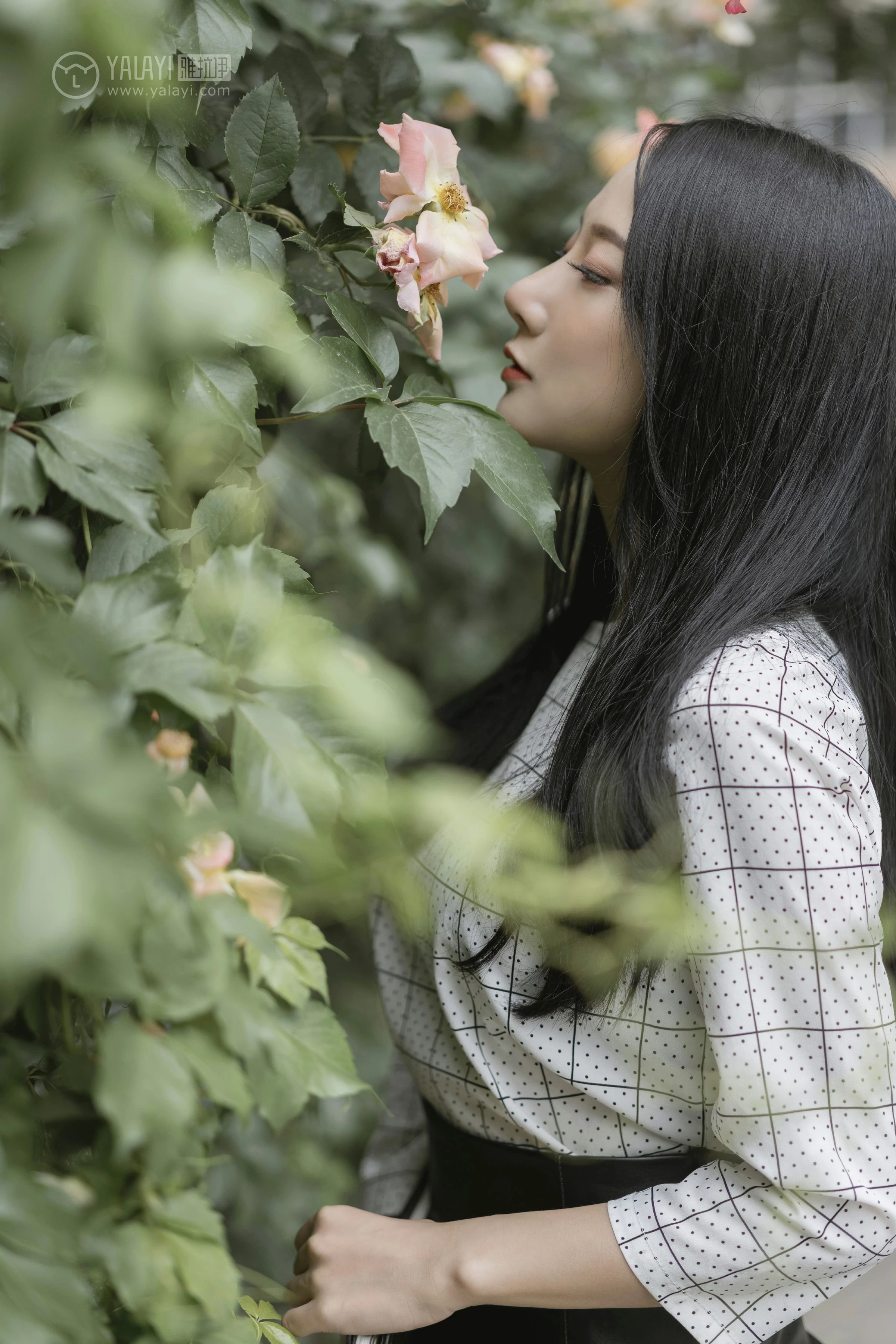 [YALAYI雅拉伊]No.322 女白领的私生活1 何嘉颖 白色衬衫加黑色短裙性感私房写真集第10张