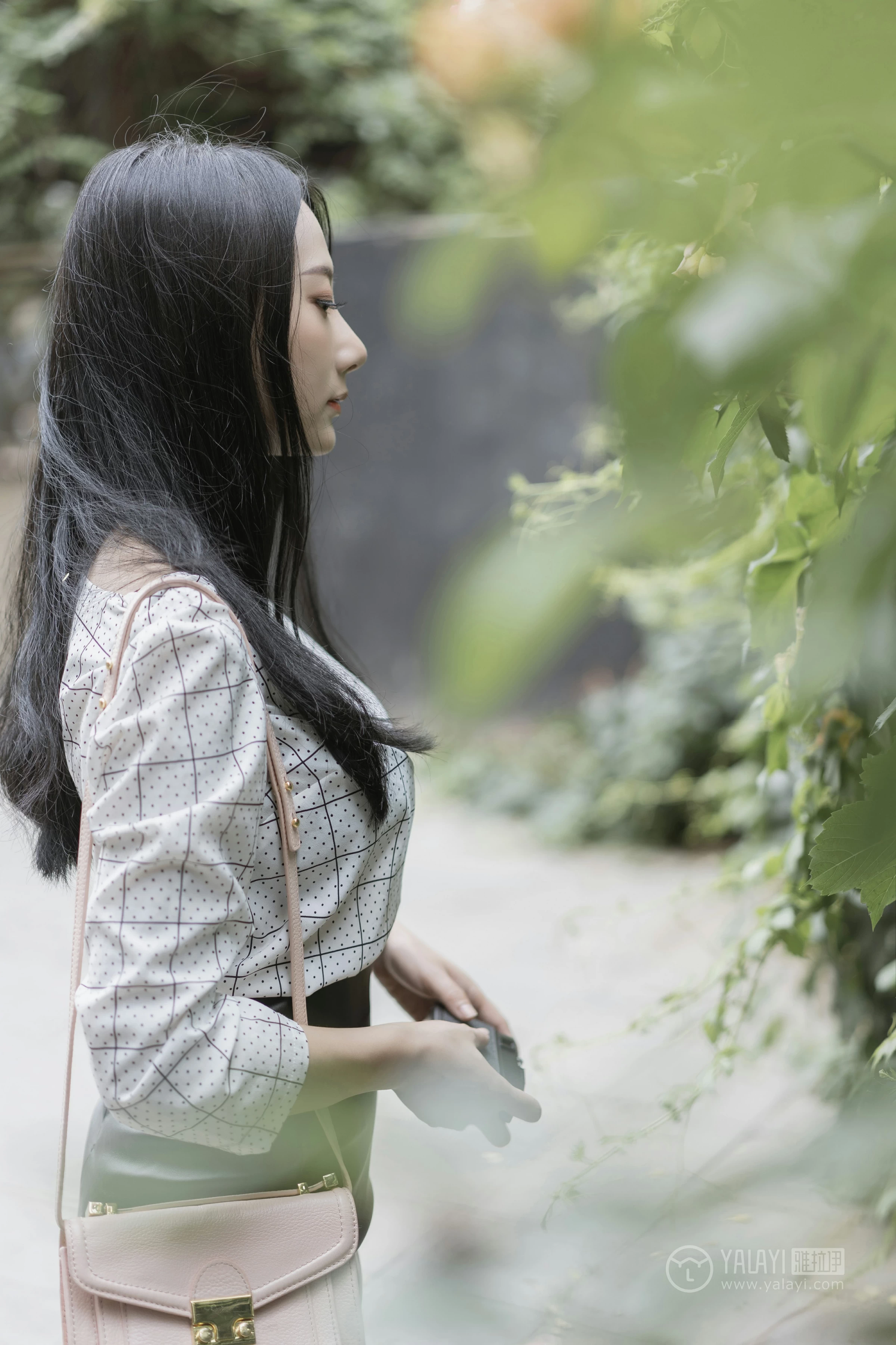 [YALAYI雅拉伊]No.322 女白领的私生活1 何嘉颖 白色衬衫加黑色短裙性感私房写真集第14张