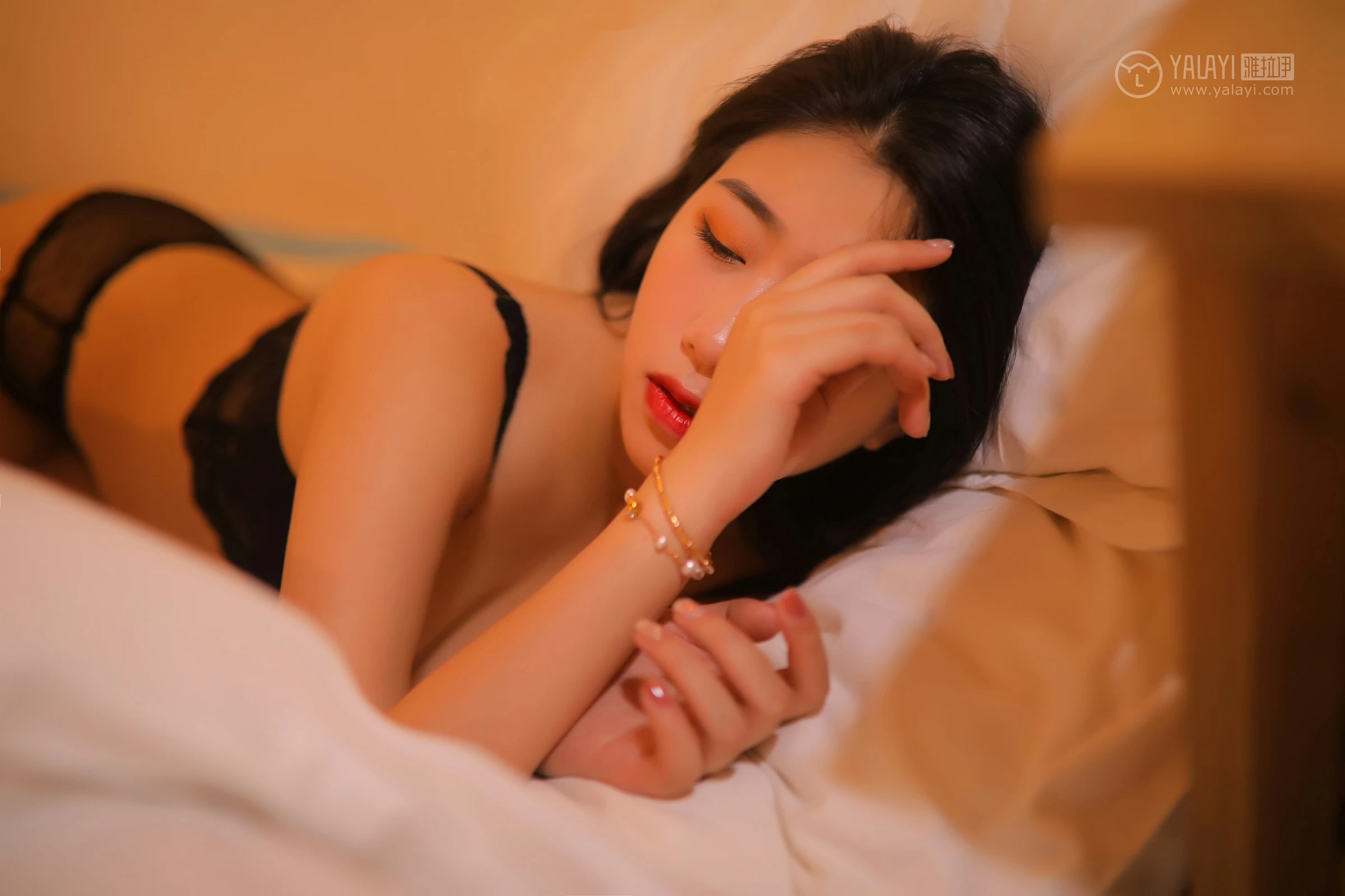 [YALAYI雅拉伊]No.325 半夜私语 婼茹 黑色透视情趣睡衣加黑色蕾丝内衣性感私房写真集第5张