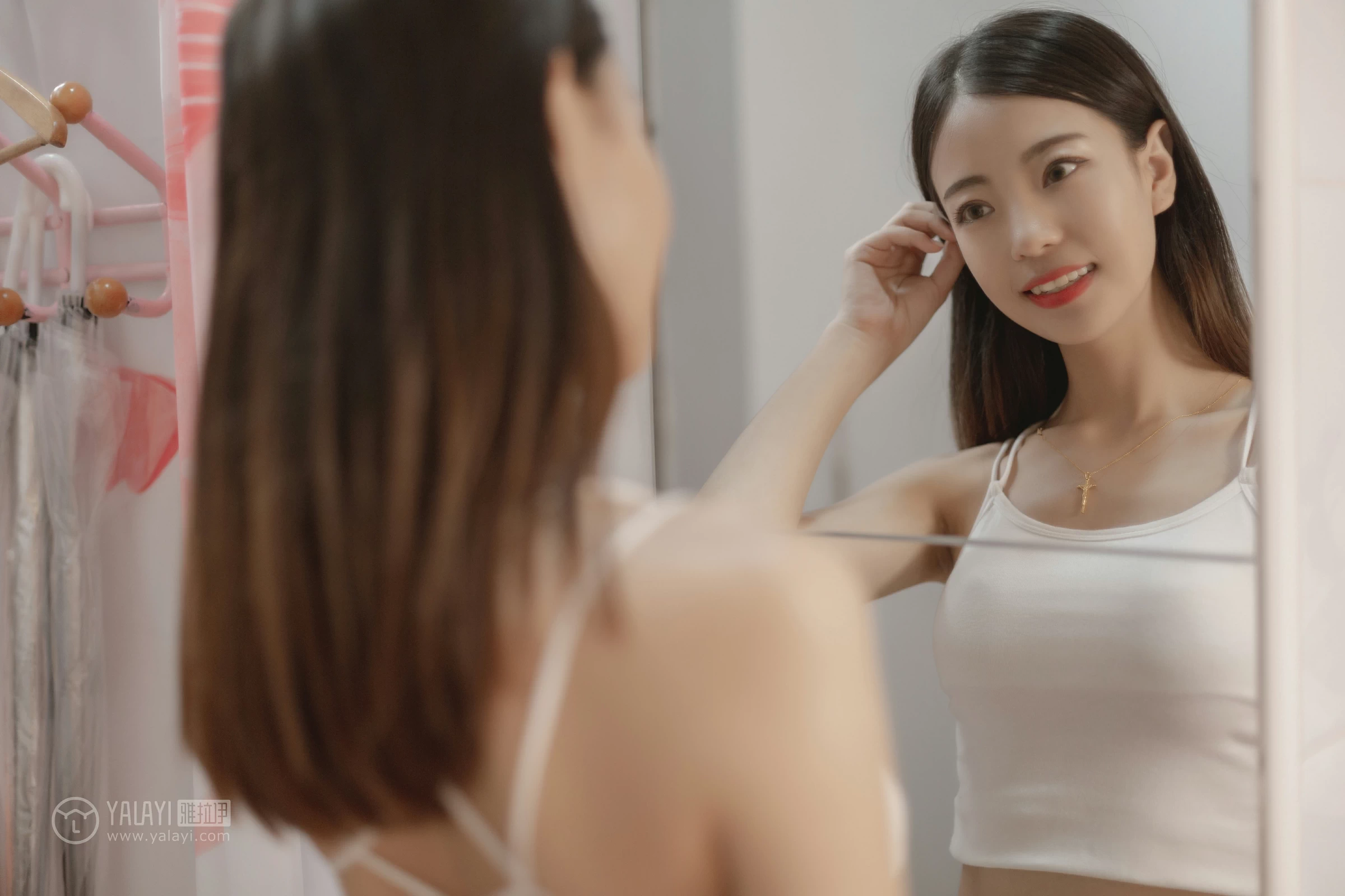[YALAYI雅拉伊]No.327 粉色恋爱季 高若童 白色性感小背心加白色内衣居家私房写真集第10张