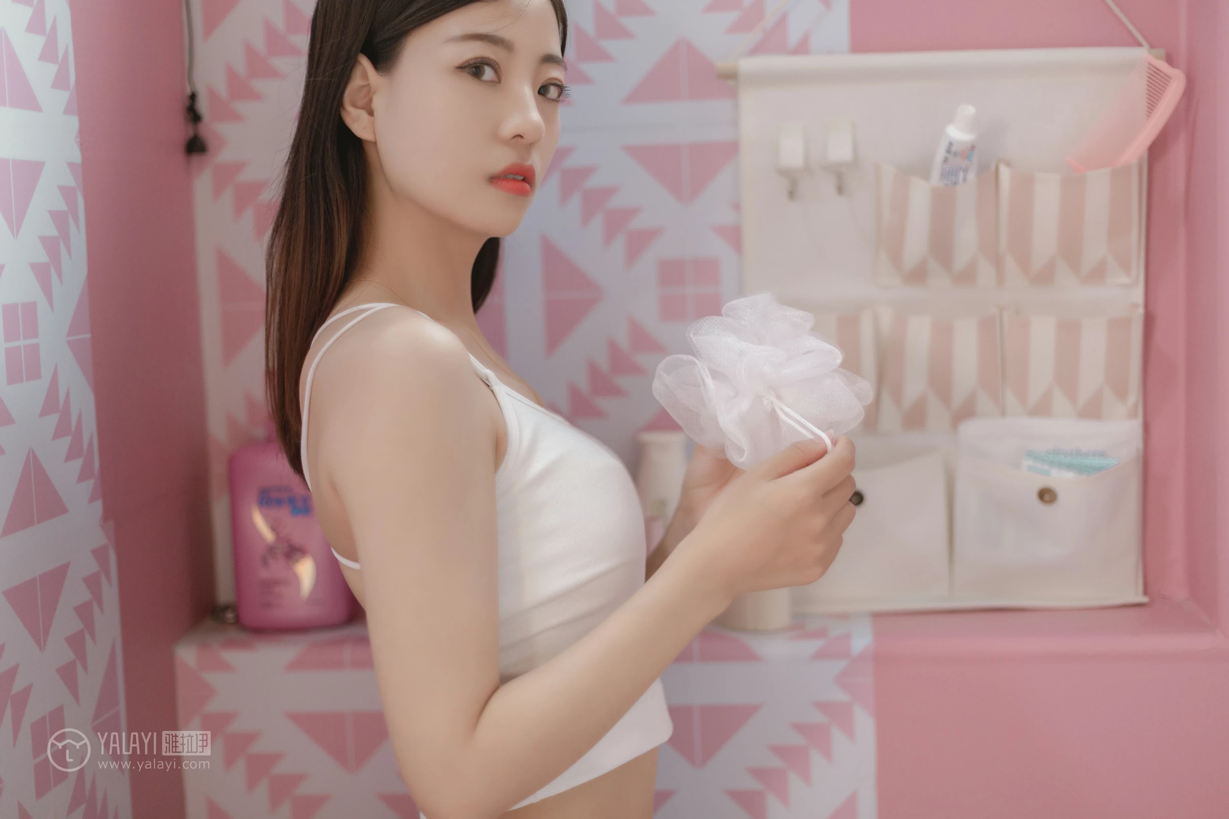 [YALAYI雅拉伊]No.327 粉色恋爱季 高若童 白色性感小背心加白色内衣居家私房写真集第12张